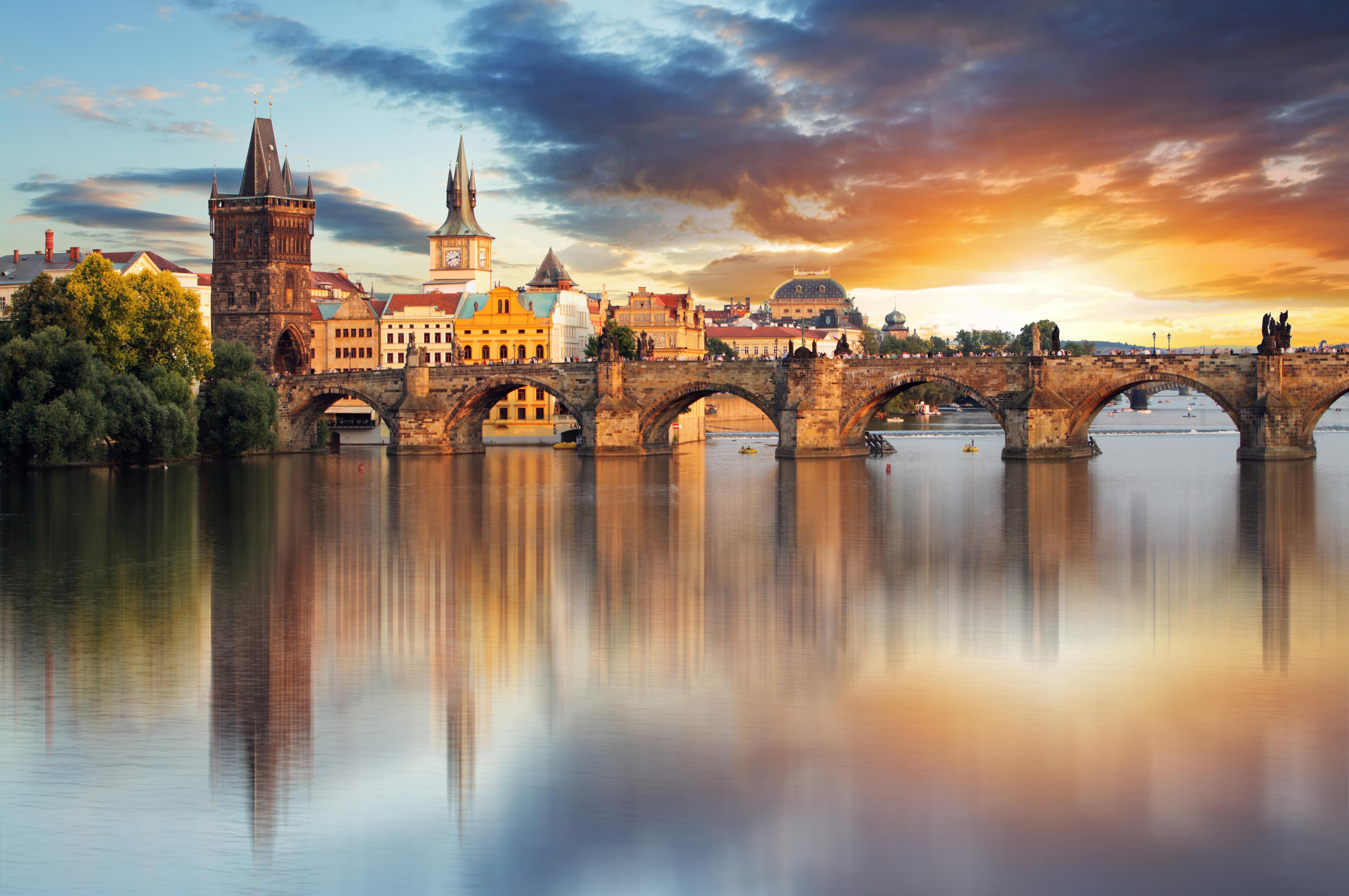 Spritzschutz-Karlsbrücke in Prag bei Sonnenuntergang