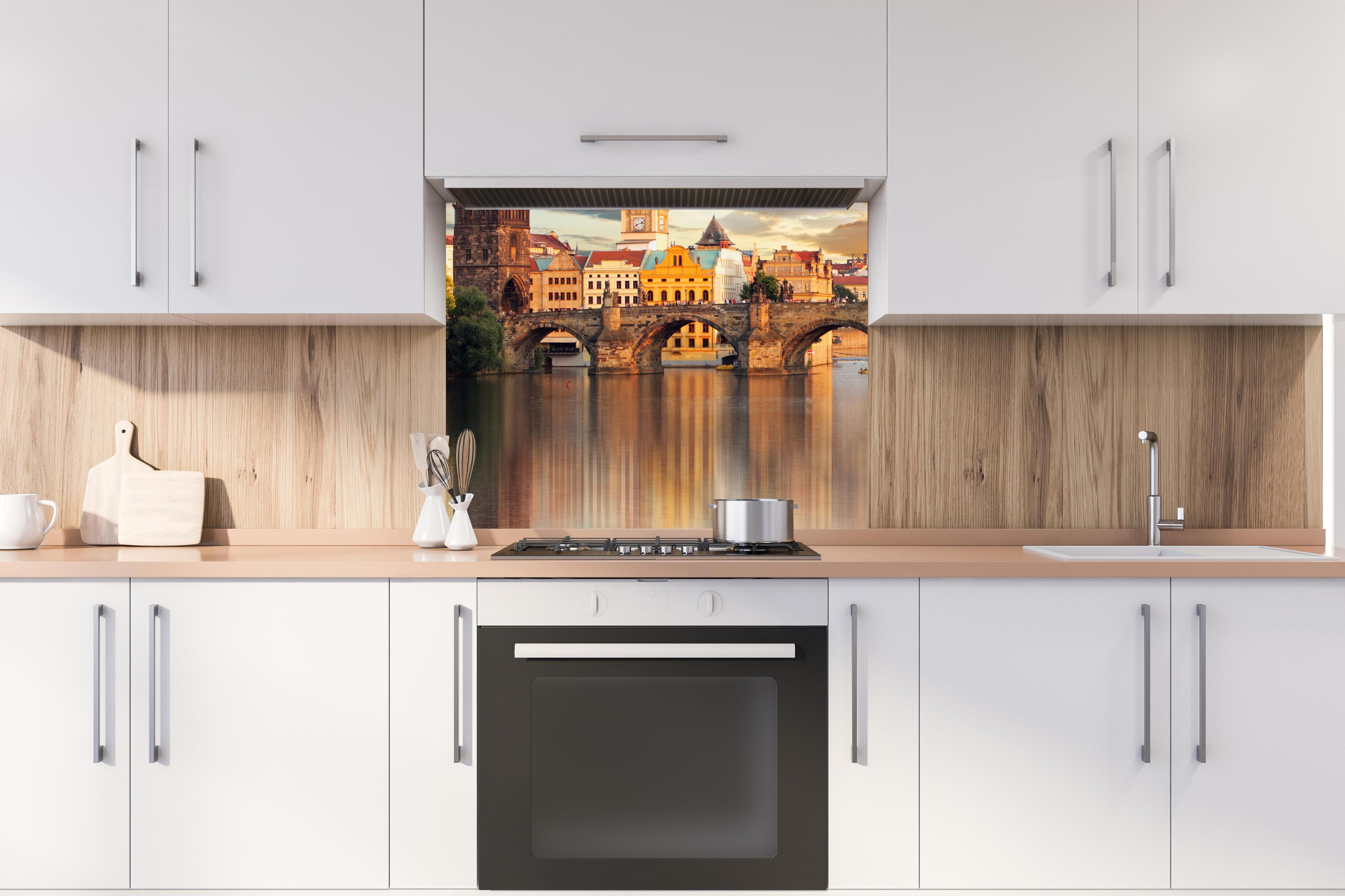 Spritzschutz - Karlsbrücke in Prag bei Sonnenuntergang hinter stilvollem Gasherd unter Dunstabzugshaube