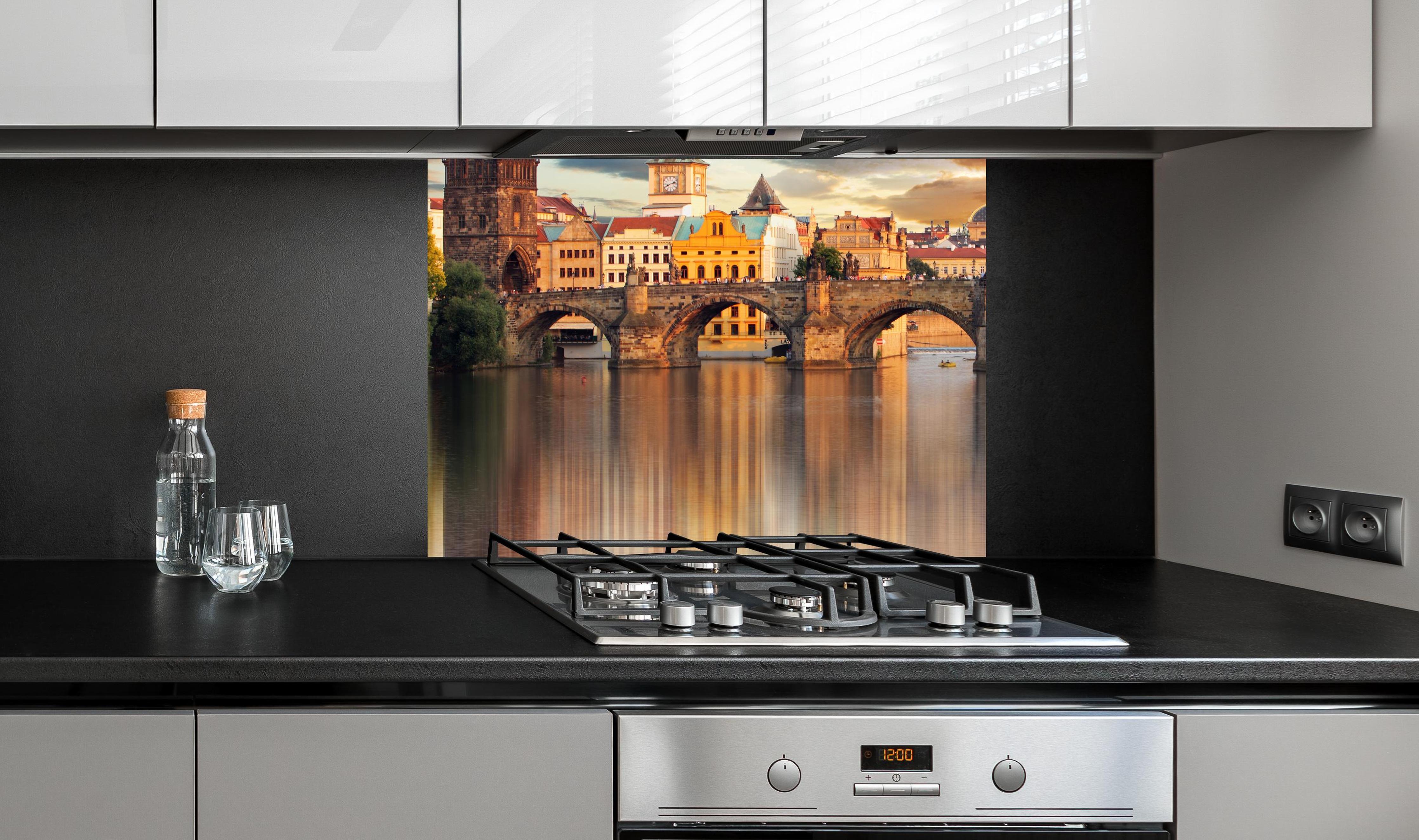 Spritzschutz - Karlsbrücke in Prag bei Sonnenuntergang an edler Anthrazit-Wand hinter silbernem Gasherd