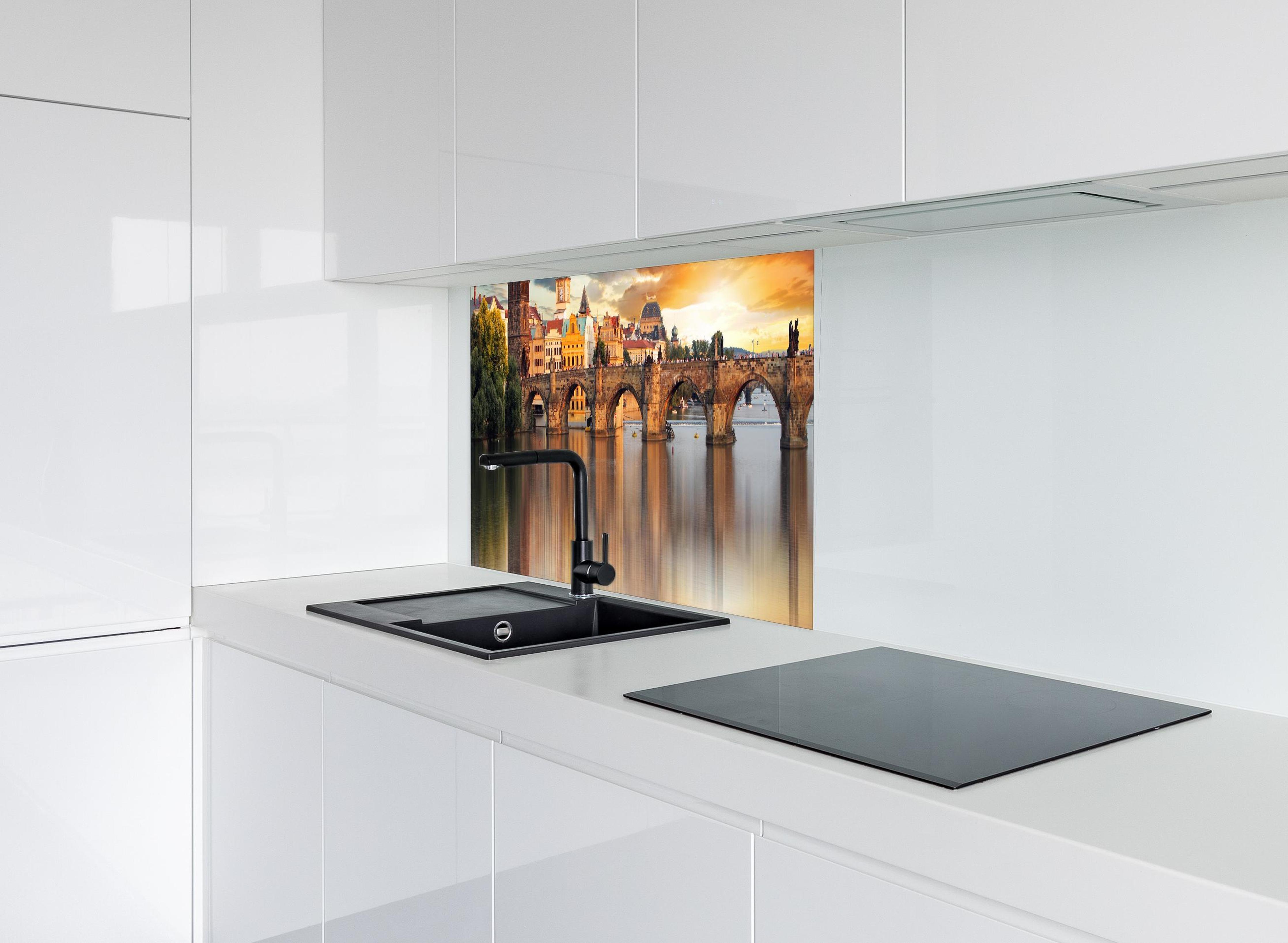 Spritzschutz - Karlsbrücke in Prag bei Sonnenuntergang hinter modernem schwarz-matten Spülbecken in weißer Hochglanz-Küche