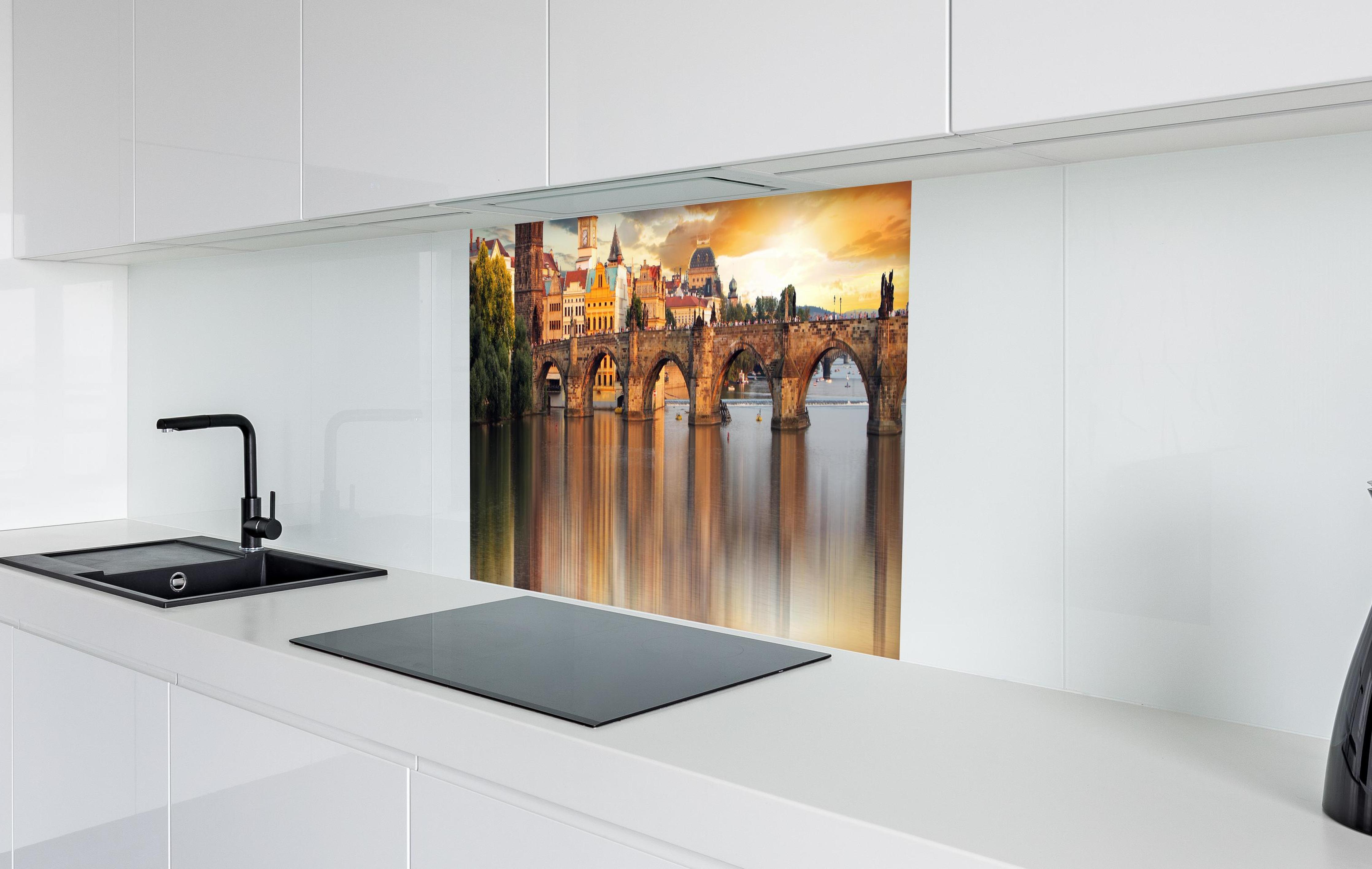 Spritzschutz - Karlsbrücke in Prag bei Sonnenuntergang in weißer Hochglanz-Küche hinter einem Cerankochfeld