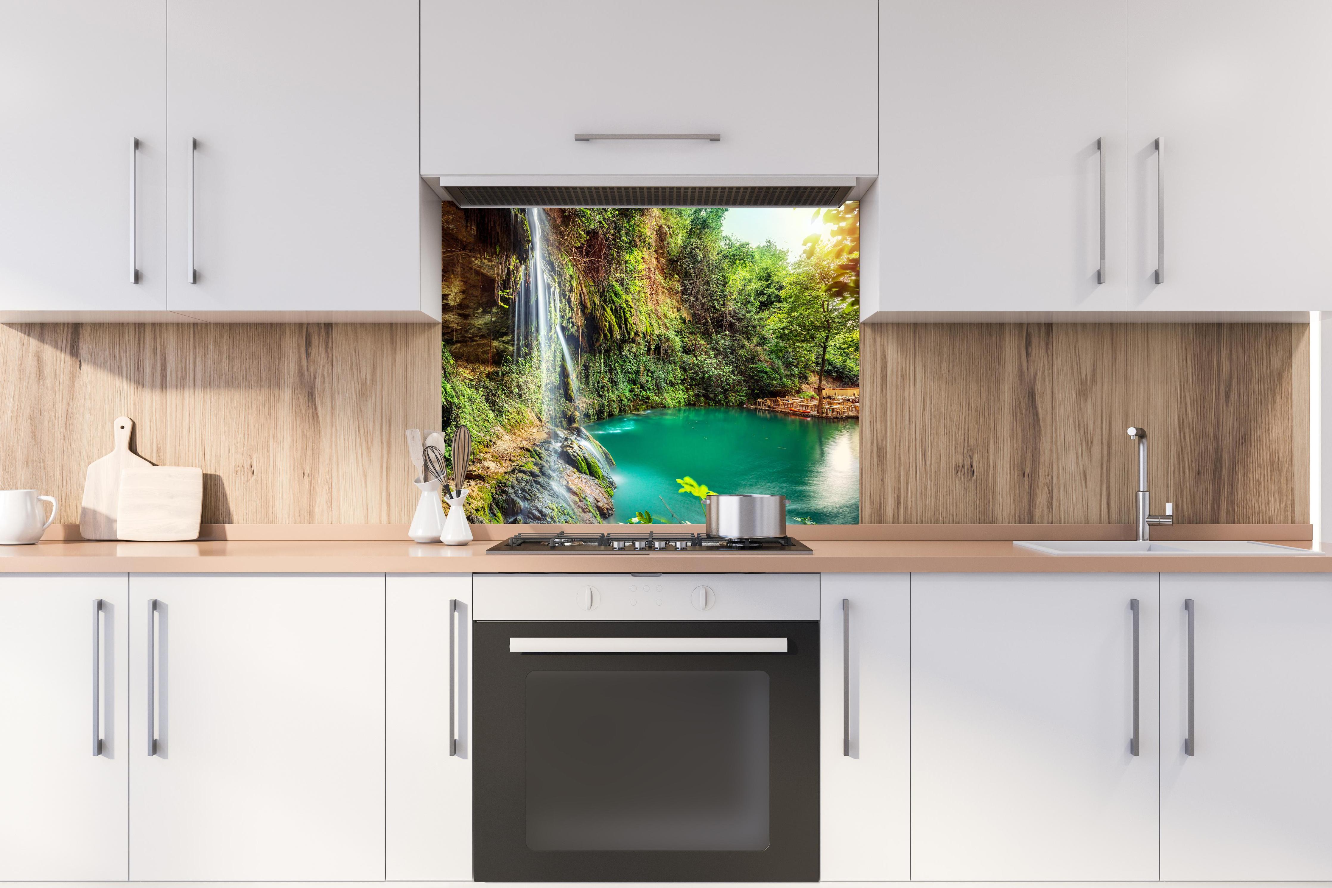 Spritzschutz - Kaskade mit klarem Bach im Libanon hinter stilvollem Gasherd unter Dunstabzugshaube