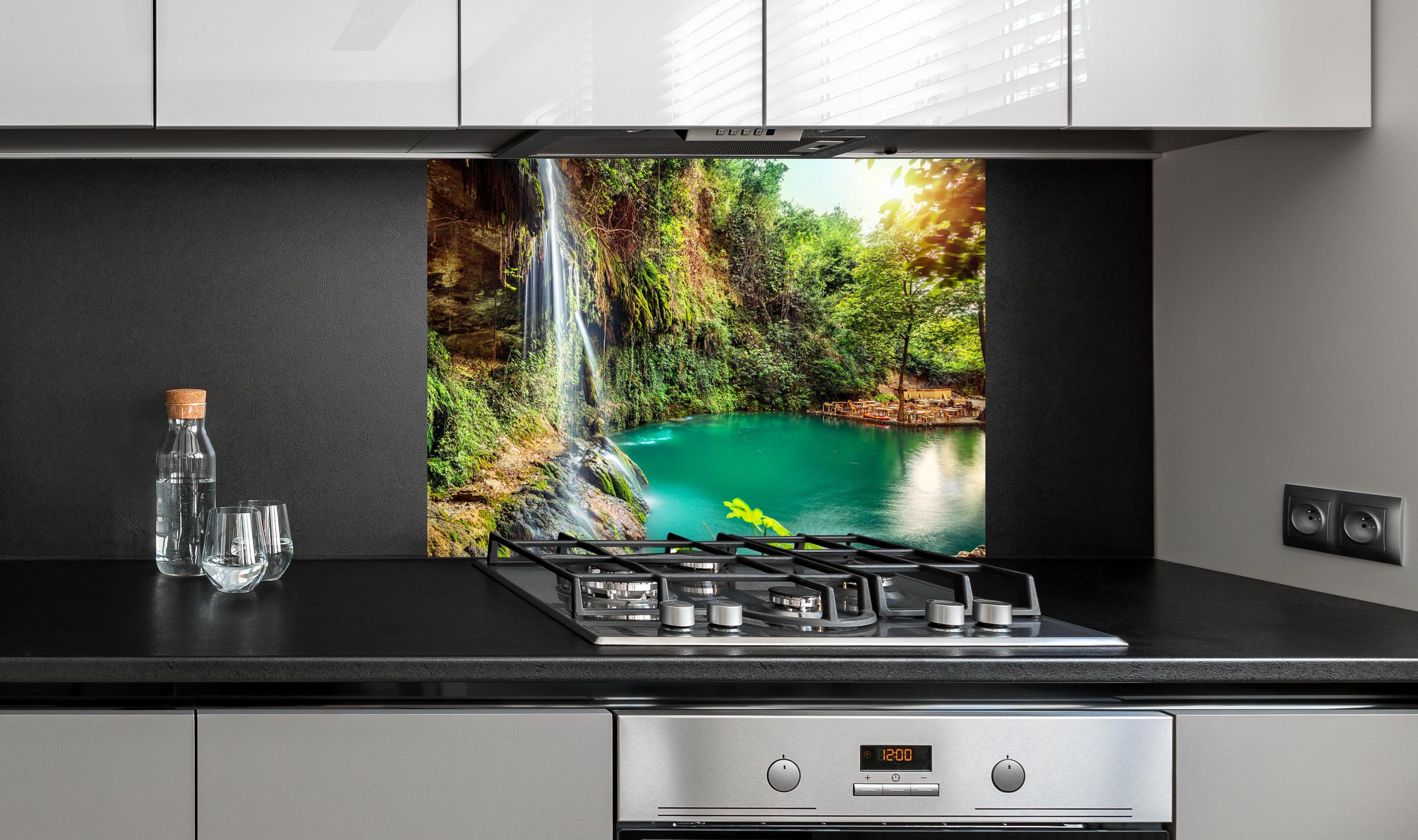 Spritzschutz - Kaskade mit klarem Bach im Libanon an edler Anthrazit-Wand hinter silbernem Gasherd