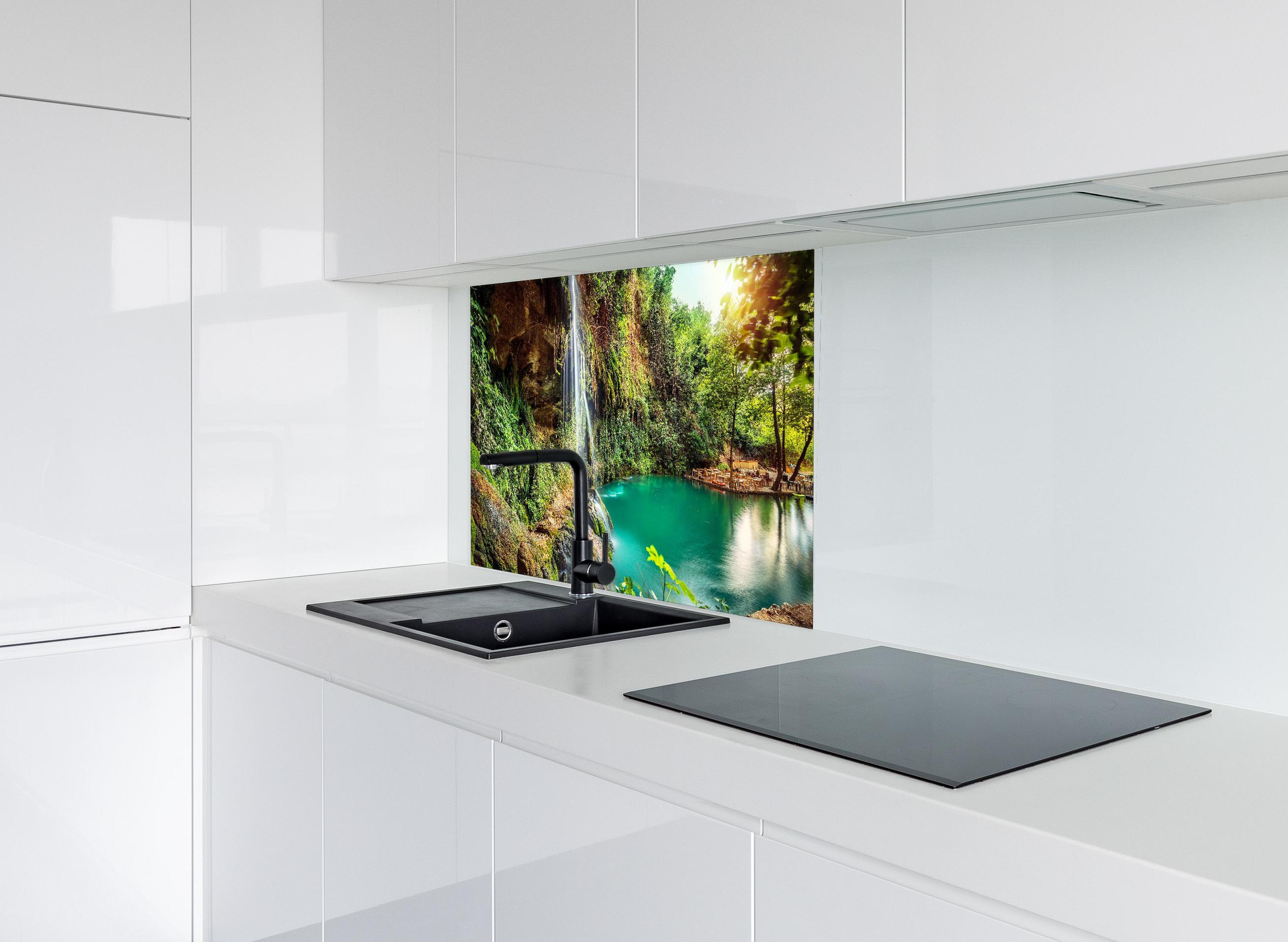 Spritzschutz - Kaskade mit klarem Bach im Libanon hinter modernem schwarz-matten Spülbecken in weißer Hochglanz-Küche