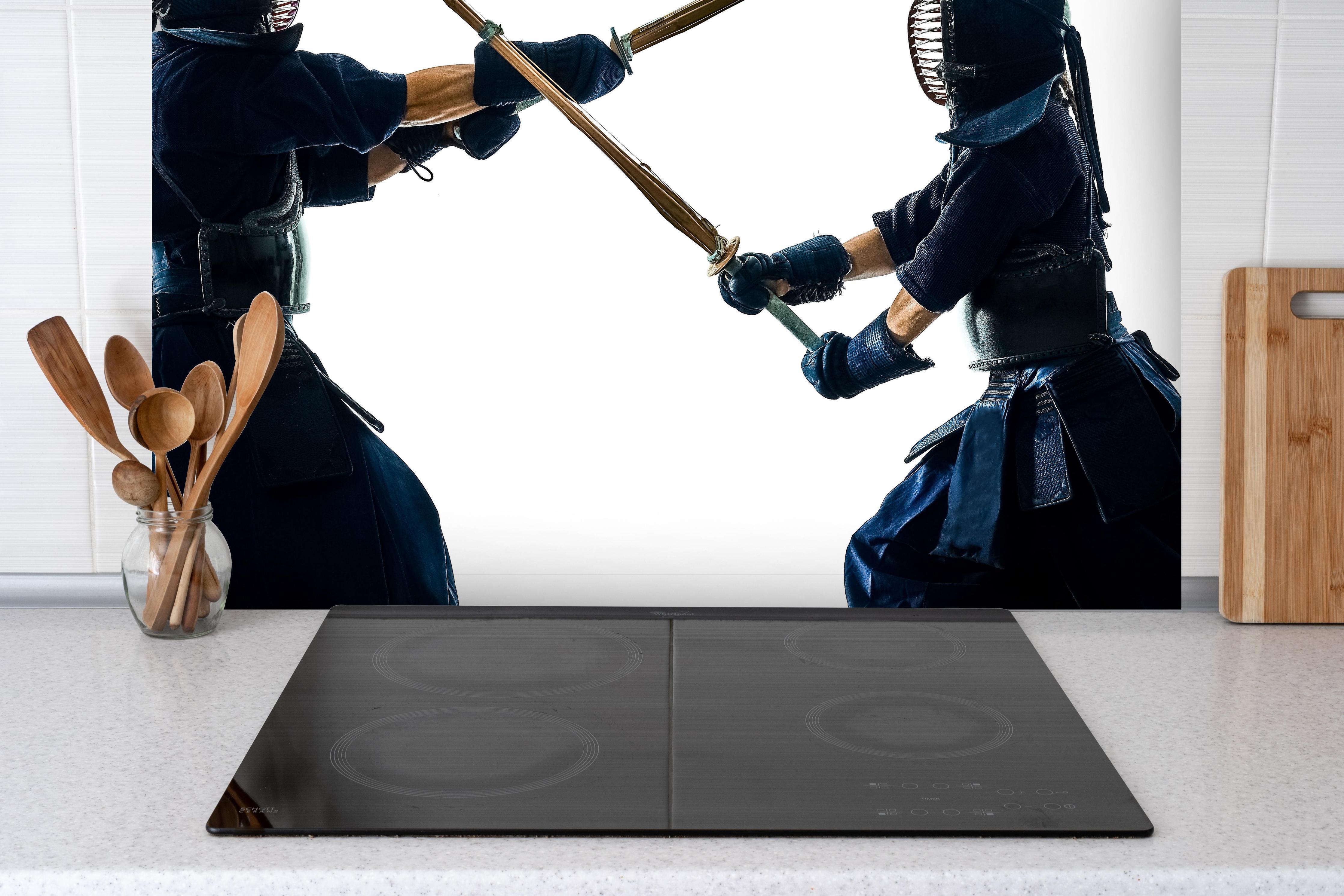 Spritzschutz - Kendo Kampfsport hinter einem Cerankochfeld zwischen Holz-Kochutensilien