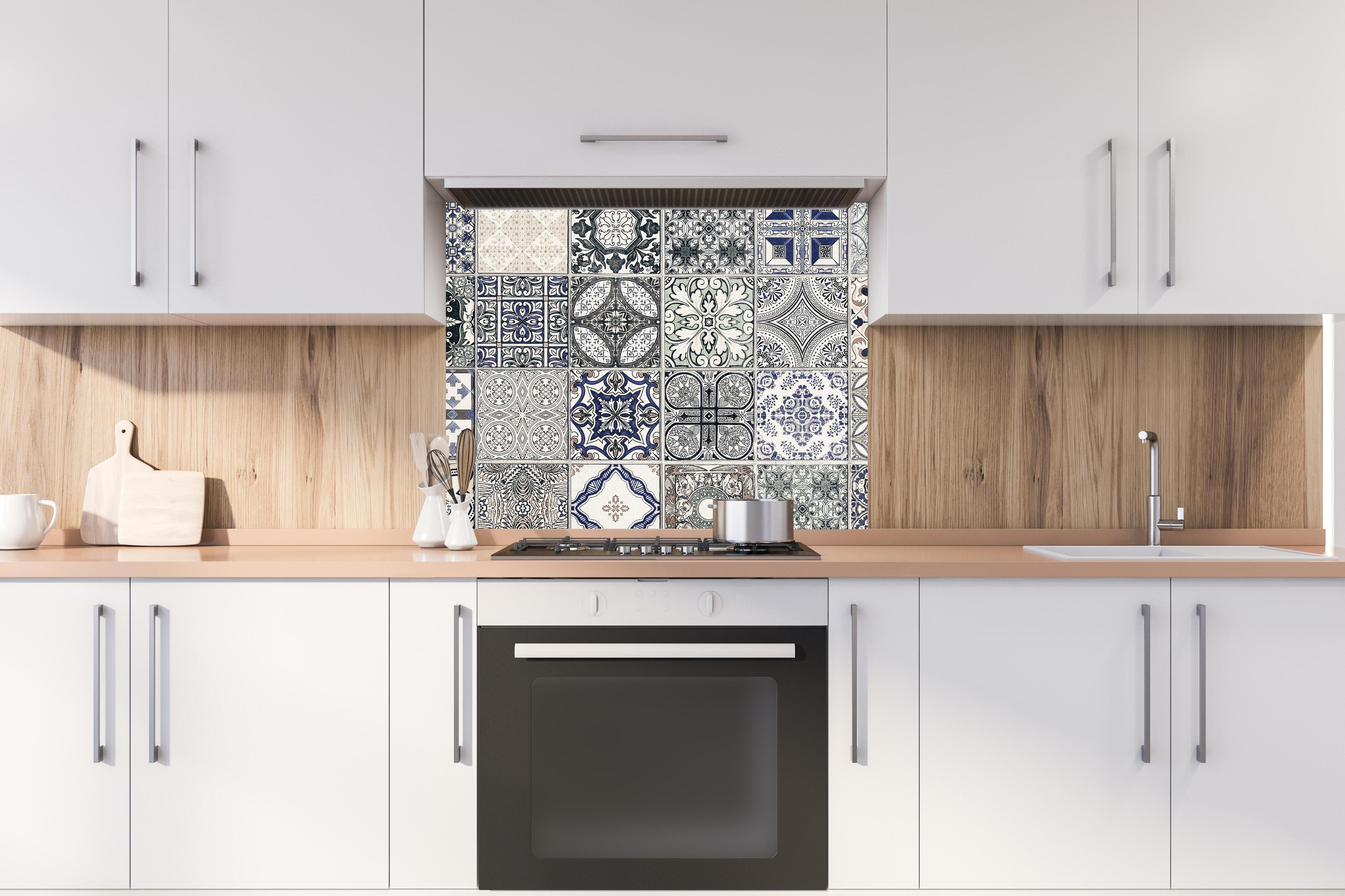 Spritzschutz - Keramik-Patchwork im arabischen Stil hinter stilvollem Gasherd unter Dunstabzugshaube