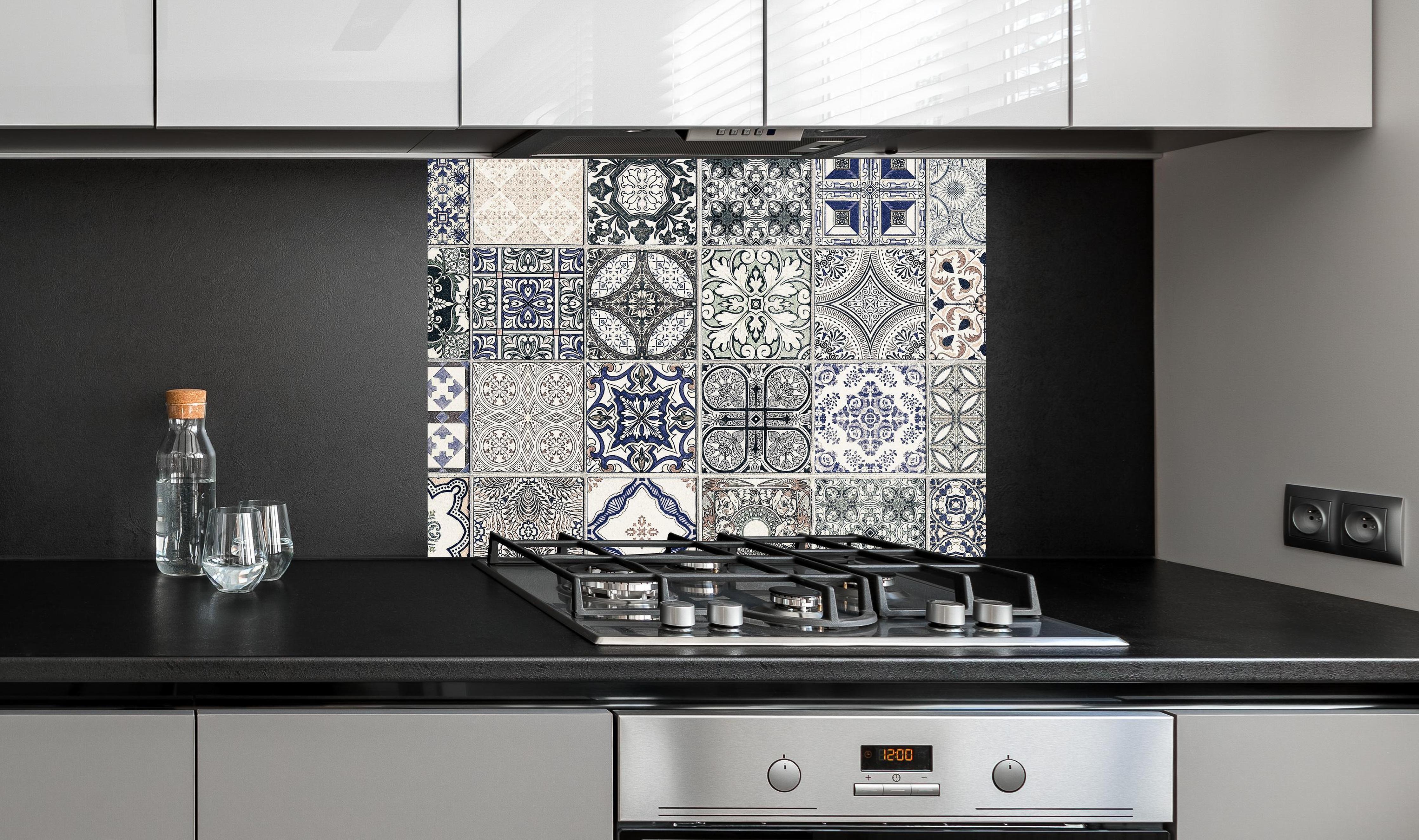 Spritzschutz - Keramik-Patchwork im arabischen Stil an edler Anthrazit-Wand hinter silbernem Gasherd