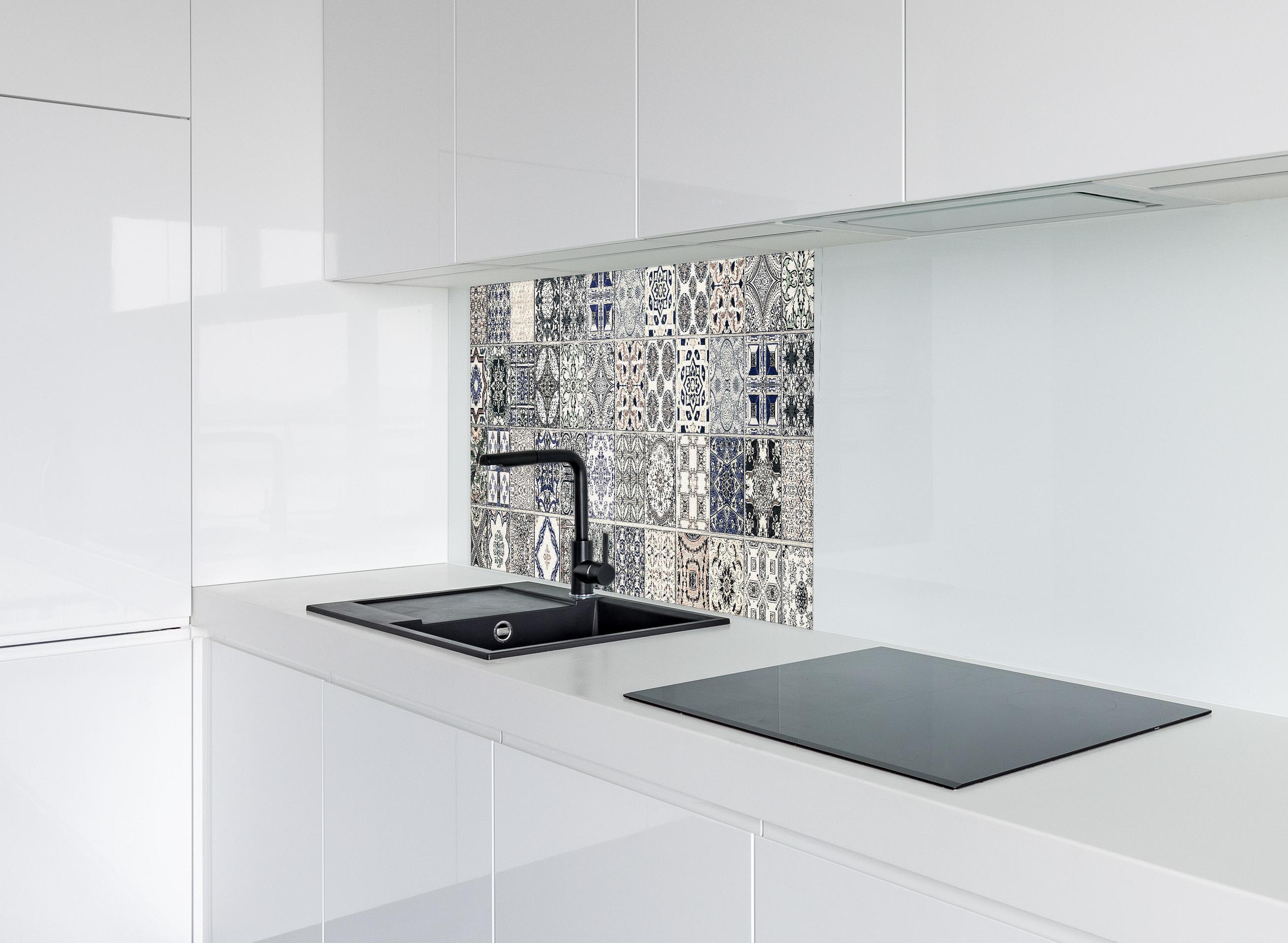 Spritzschutz - Keramik-Patchwork im arabischen Stil hinter modernem schwarz-matten Spülbecken in weißer Hochglanz-Küche