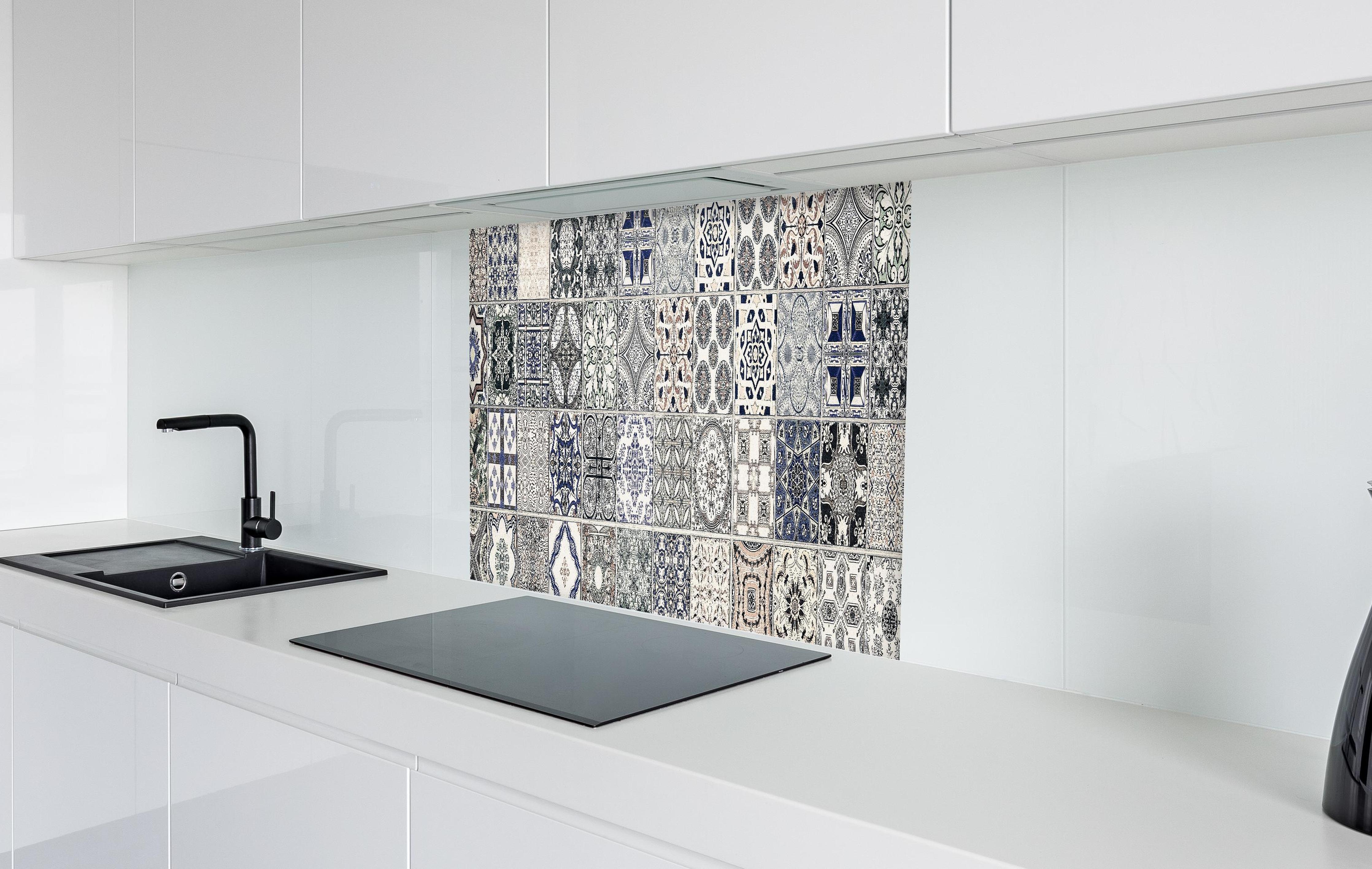 Spritzschutz - Keramik-Patchwork im arabischen Stil in weißer Hochglanz-Küche hinter einem Cerankochfeld