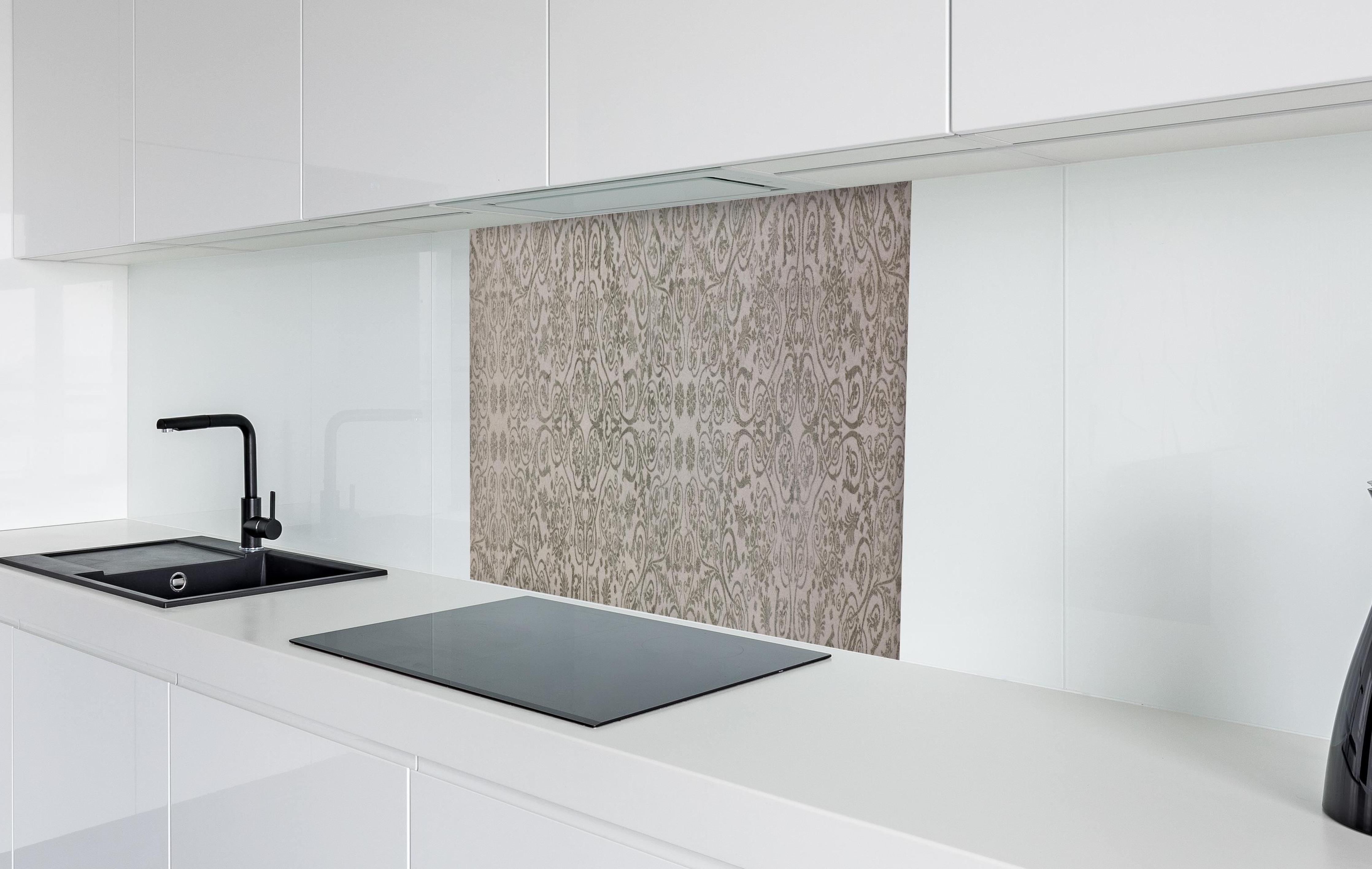 Spritzschutz - Keramikfliese mit abstraktem Mosaik-Blumenmuster in weißer Hochglanz-Küche hinter einem Cerankochfeld