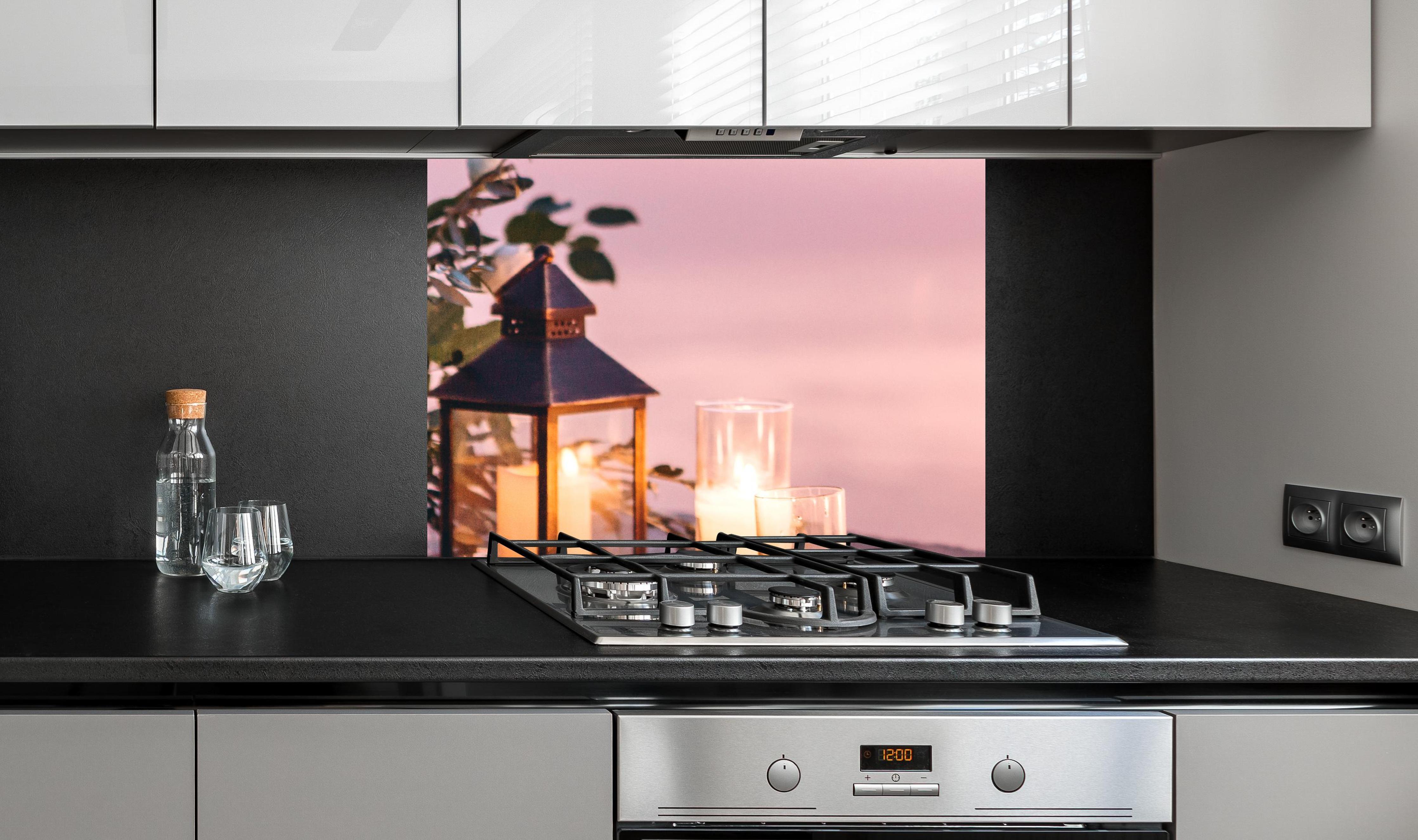 Spritzschutz - Kerzen und Blumen auf Steinmauer an edler Anthrazit-Wand hinter silbernem Gasherd