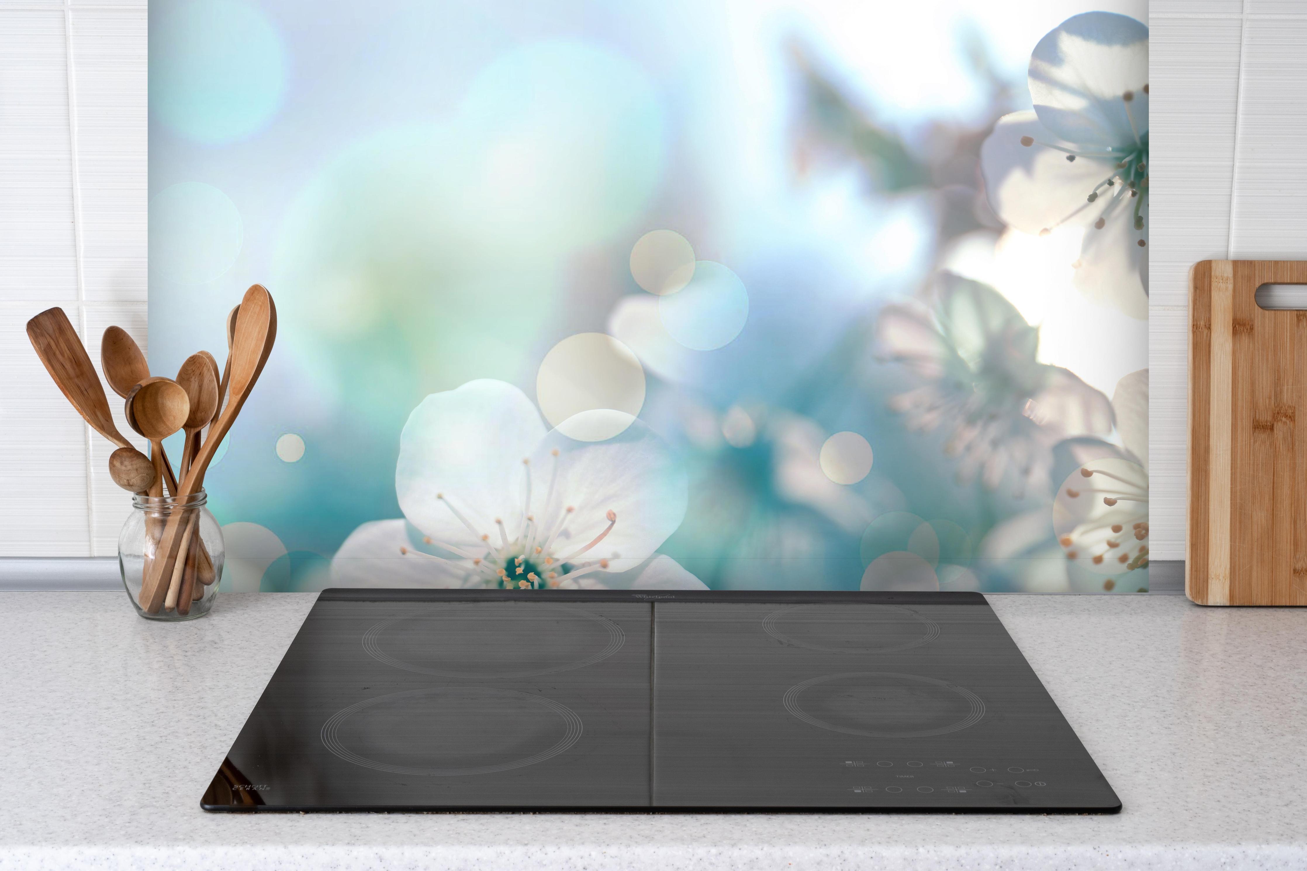 Spritzschutz - Kirchbaum Frühlings-Blüten hinter einem Cerankochfeld zwischen Holz-Kochutensilien