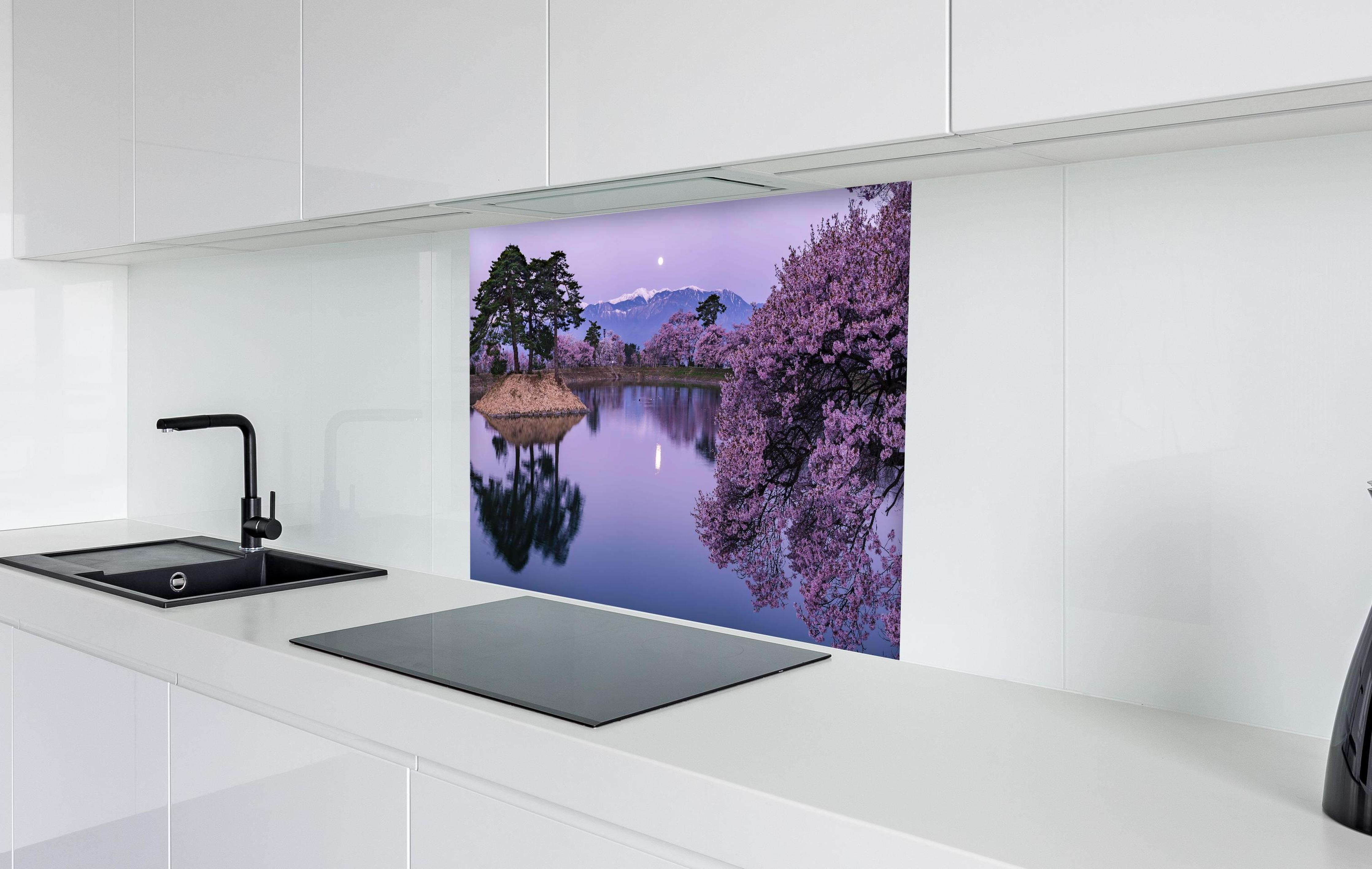 Spritzschutz - Kirschblüte - Vollmond in weißer Hochglanz-Küche hinter einem Cerankochfeld