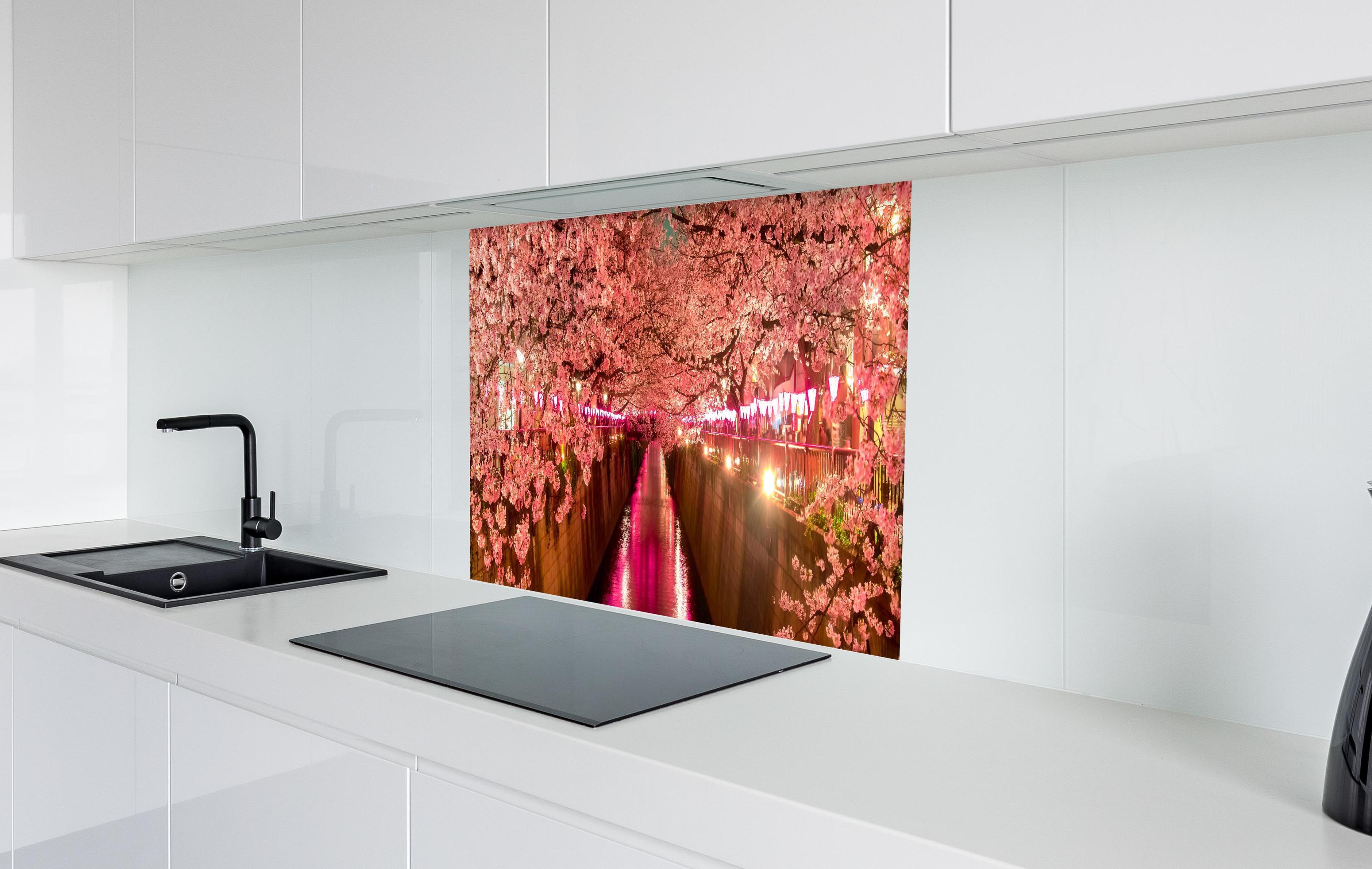 Spritzschutz - Kirschblüten bei Nacht in Tokio in weißer Hochglanz-Küche hinter einem Cerankochfeld