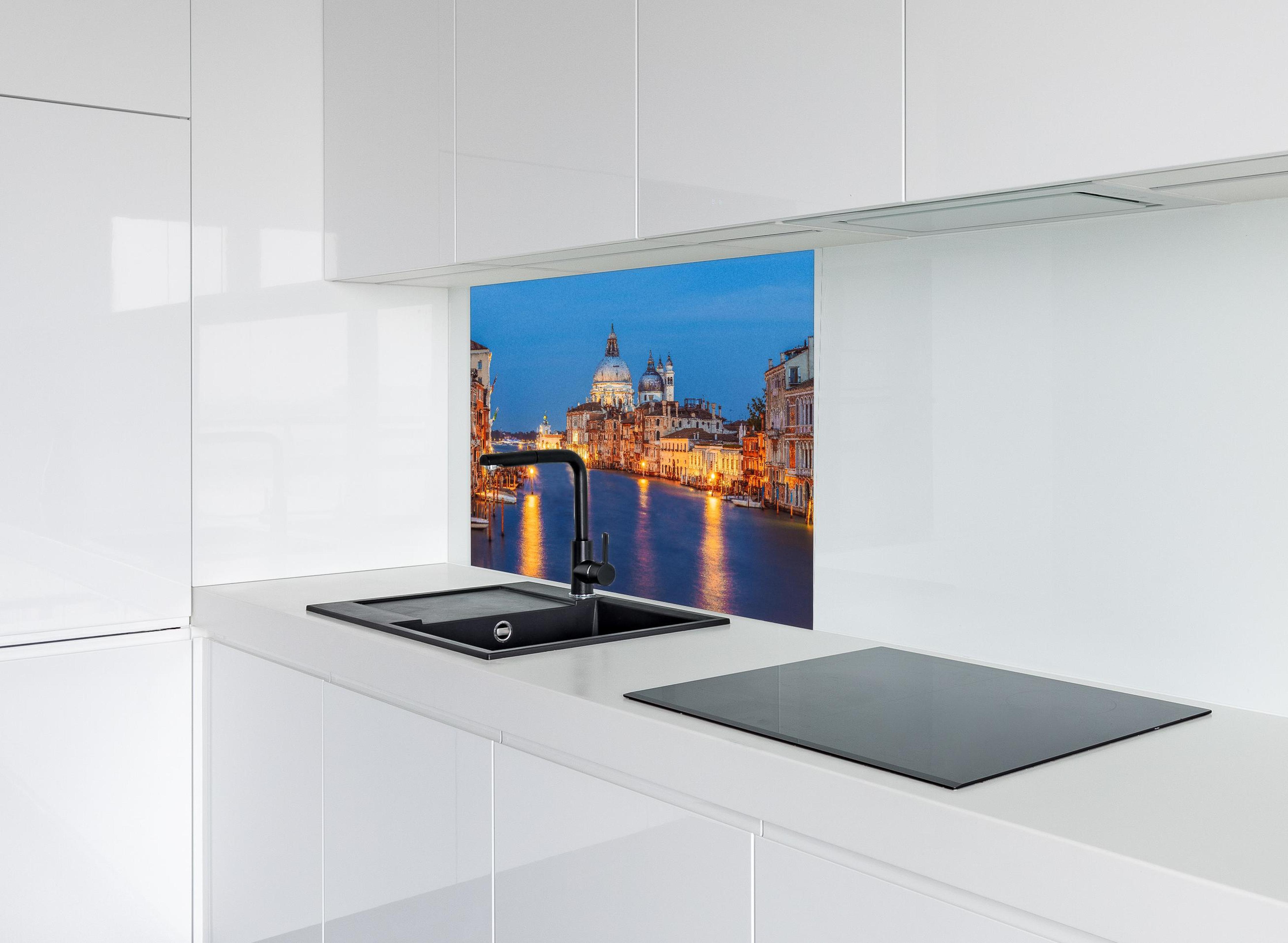 Spritzschutz - Klassischer Panoramablick auf den Canal Grande hinter modernem schwarz-matten Spülbecken in weißer Hochglanz-Küche