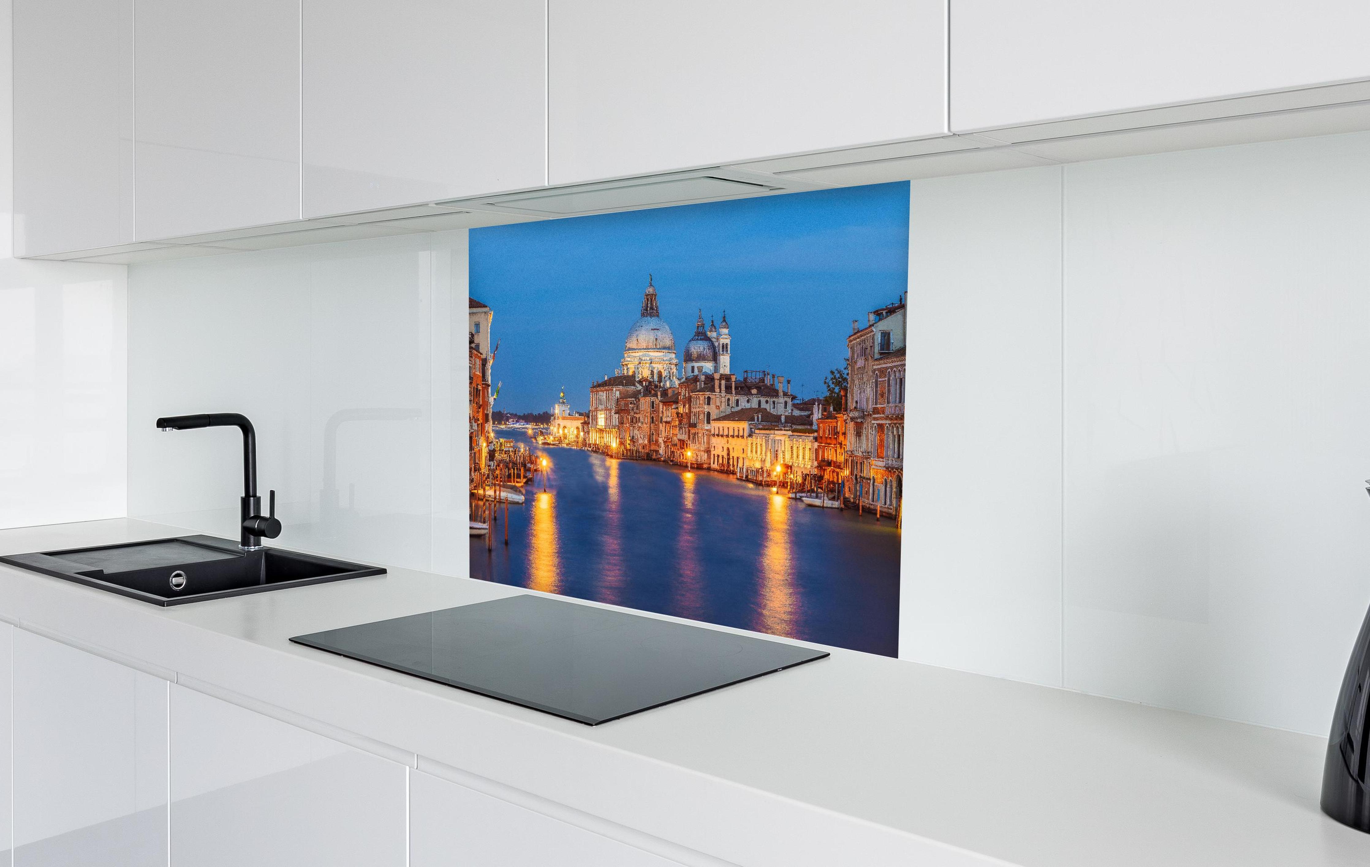 Spritzschutz - Klassischer Panoramablick auf den Canal Grande in weißer Hochglanz-Küche hinter einem Cerankochfeld