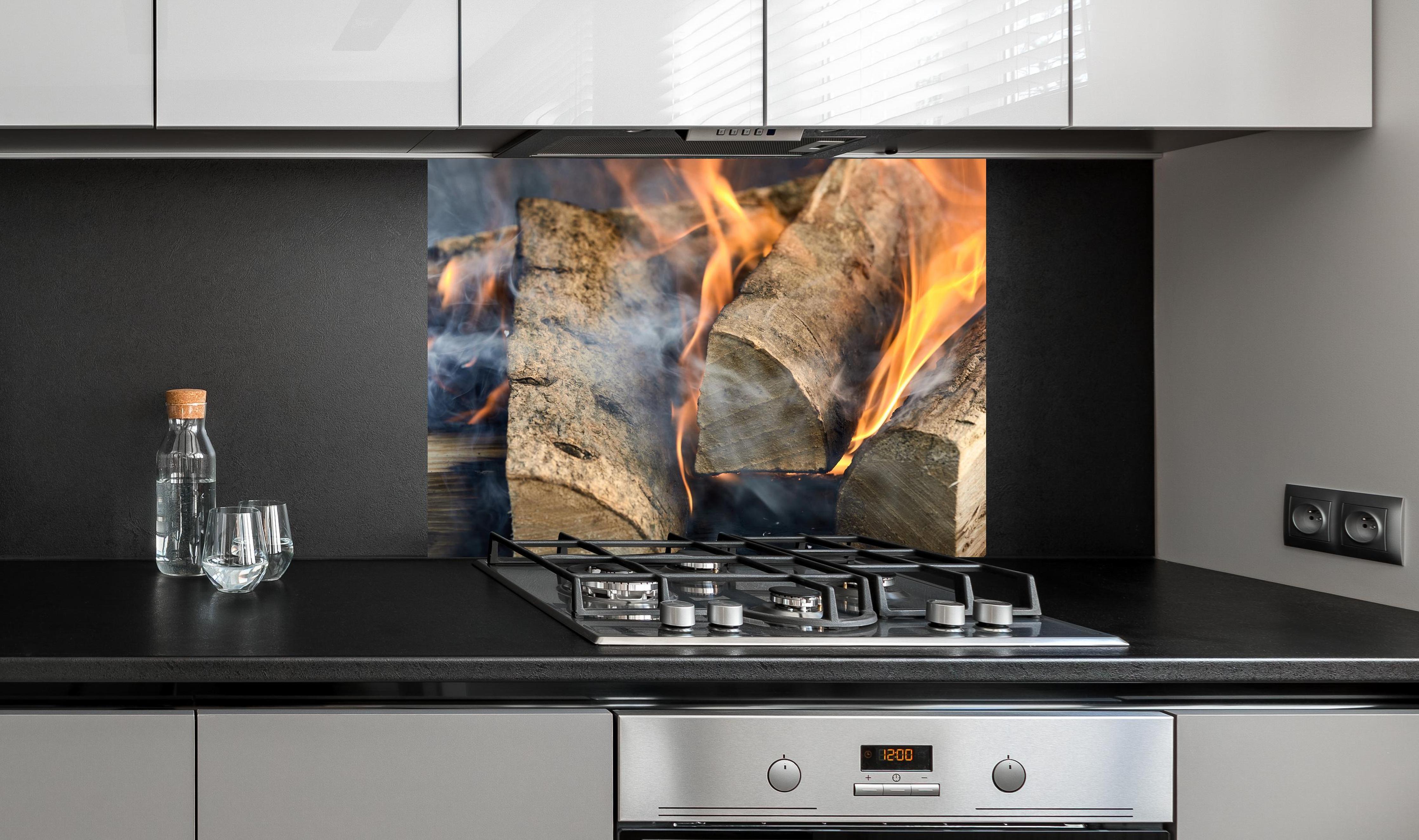 Spritzschutz - Klassisches Feuer an edler Anthrazit-Wand hinter silbernem Gasherd