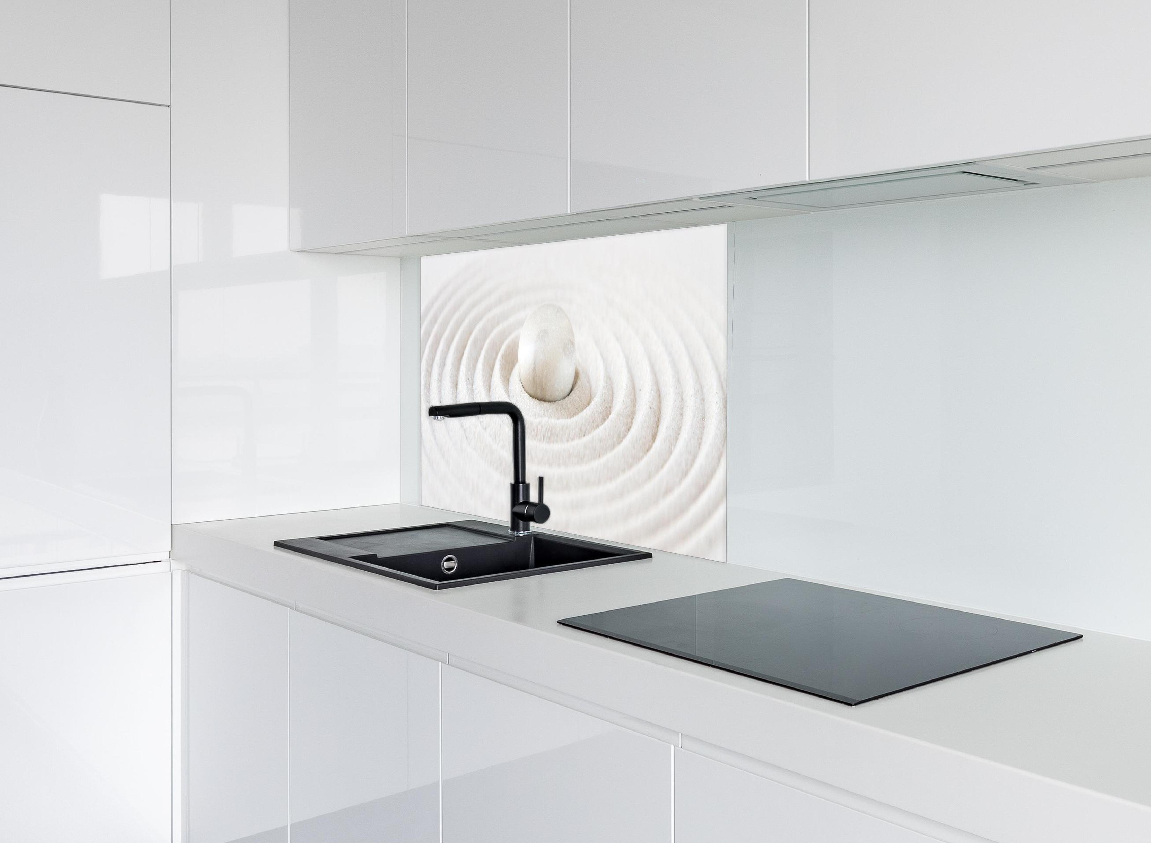 Spritzschutz - Kleiner Zen Garten hinter modernem schwarz-matten Spülbecken in weißer Hochglanz-Küche