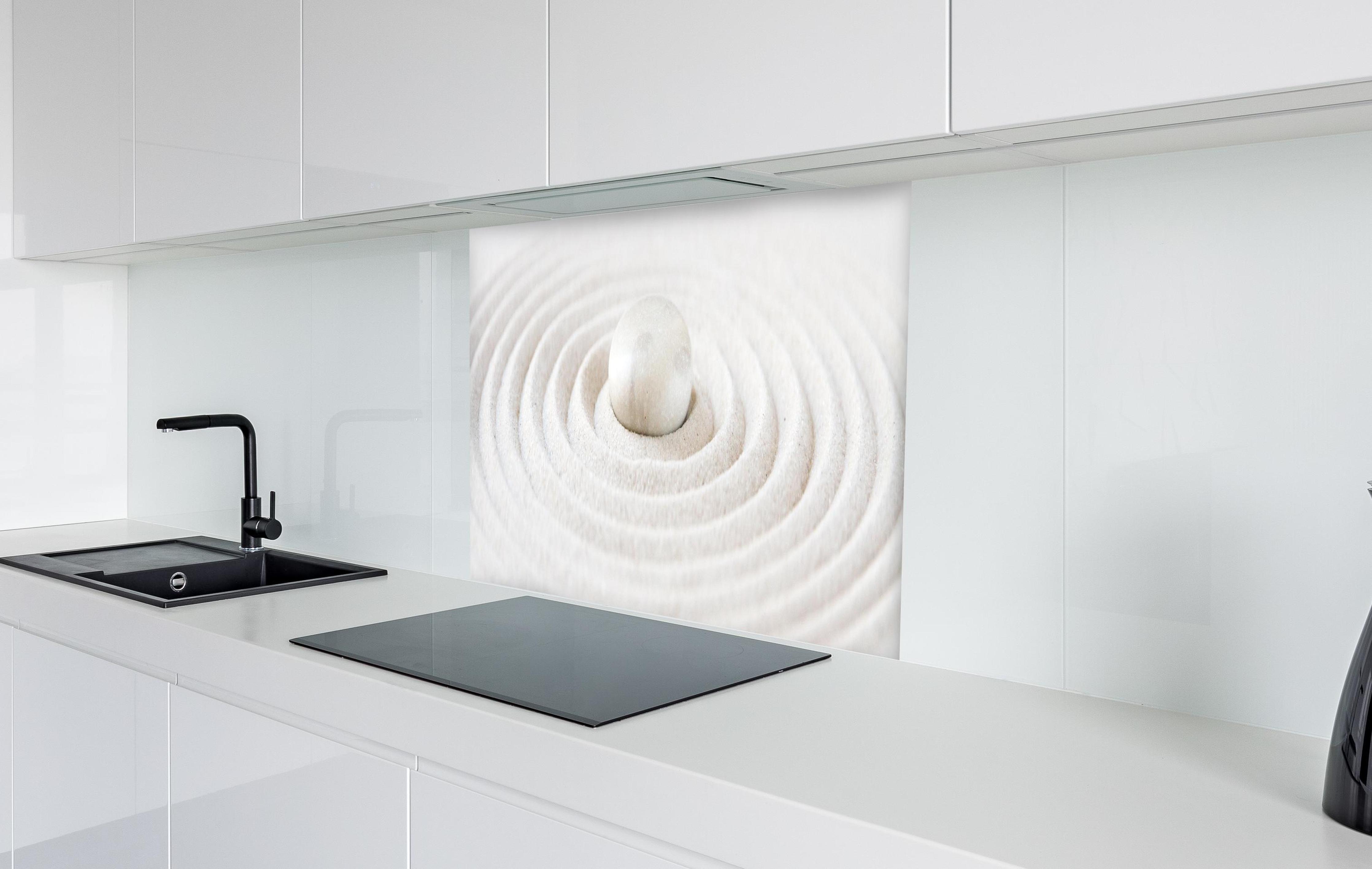 Spritzschutz - Kleiner Zen Garten in weißer Hochglanz-Küche hinter einem Cerankochfeld