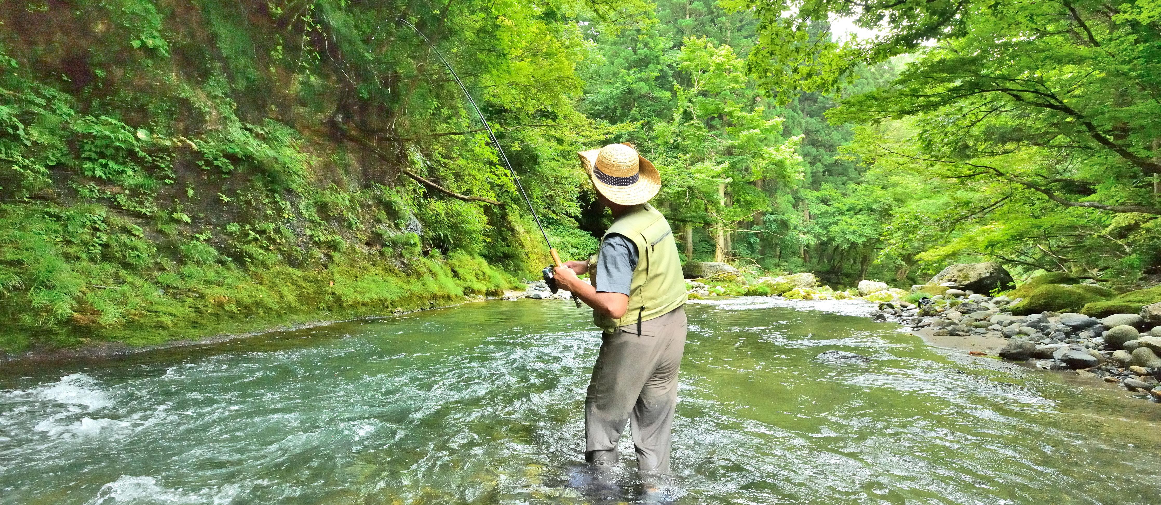 Spritzschutz-Köderfischen im Ichinoto-Fluss