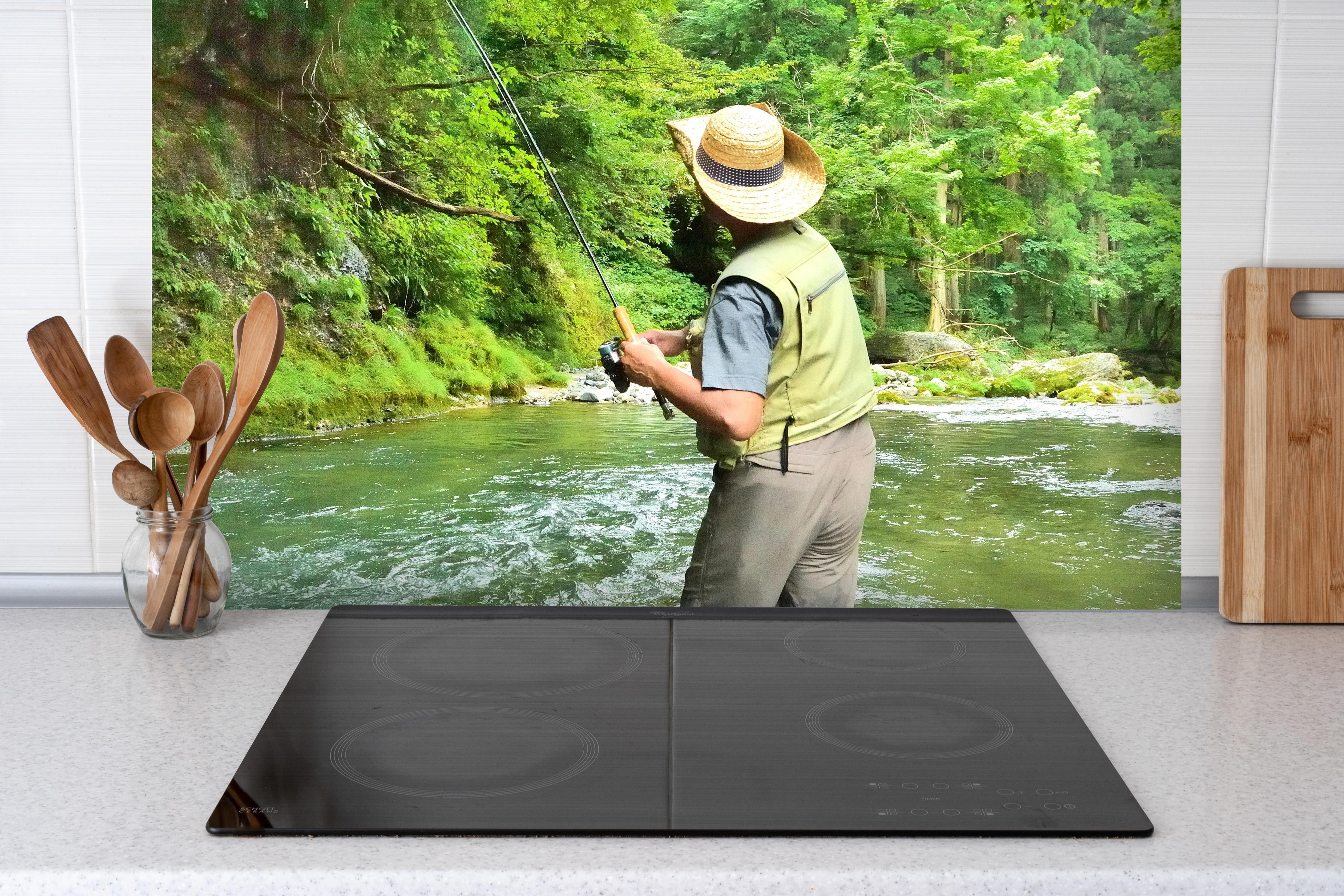 Spritzschutz - Köderfischen im Ichinoto-Fluss hinter einem Cerankochfeld zwischen Holz-Kochutensilien