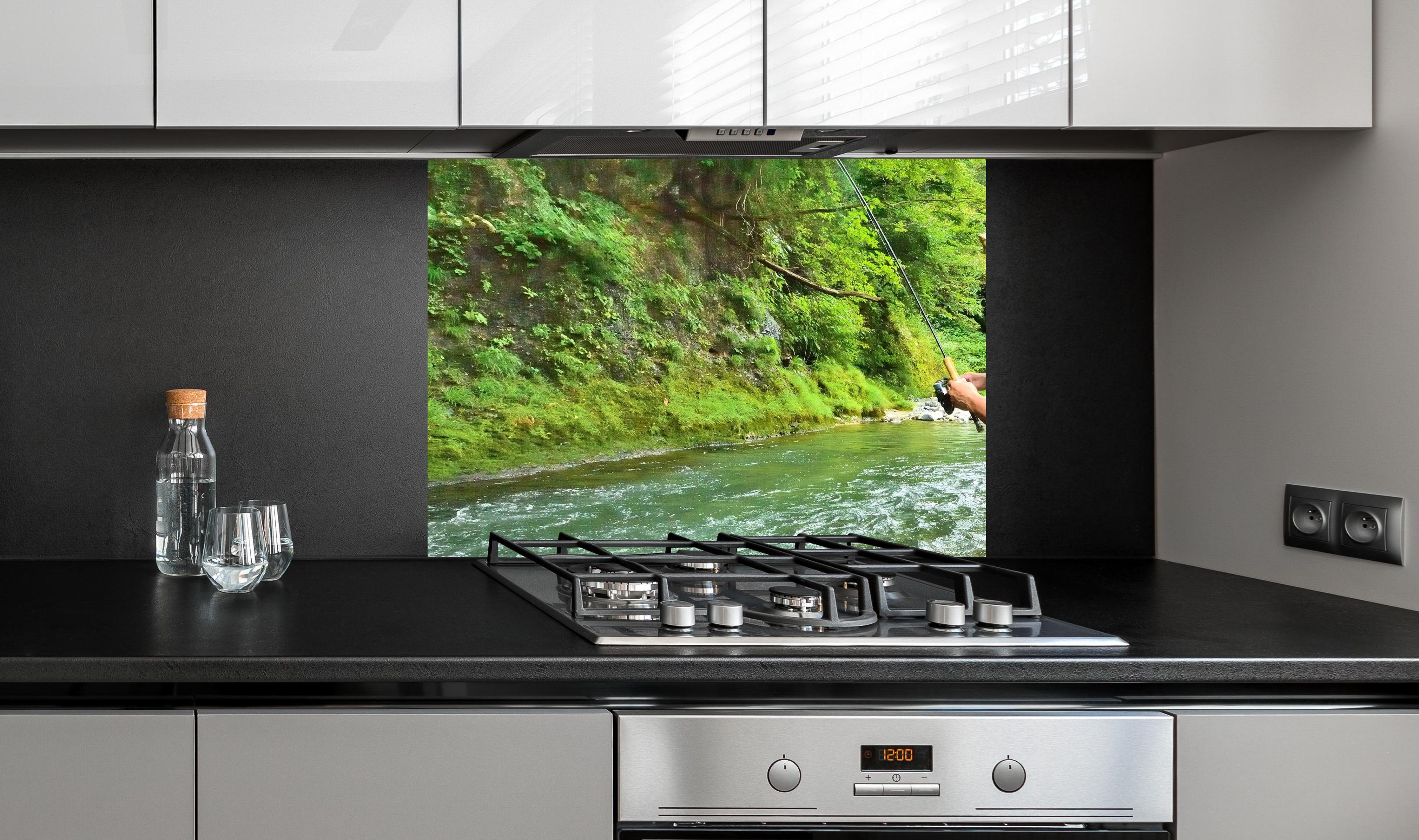 Spritzschutz - Köderfischen im Ichinoto-Fluss an edler Anthrazit-Wand hinter silbernem Gasherd