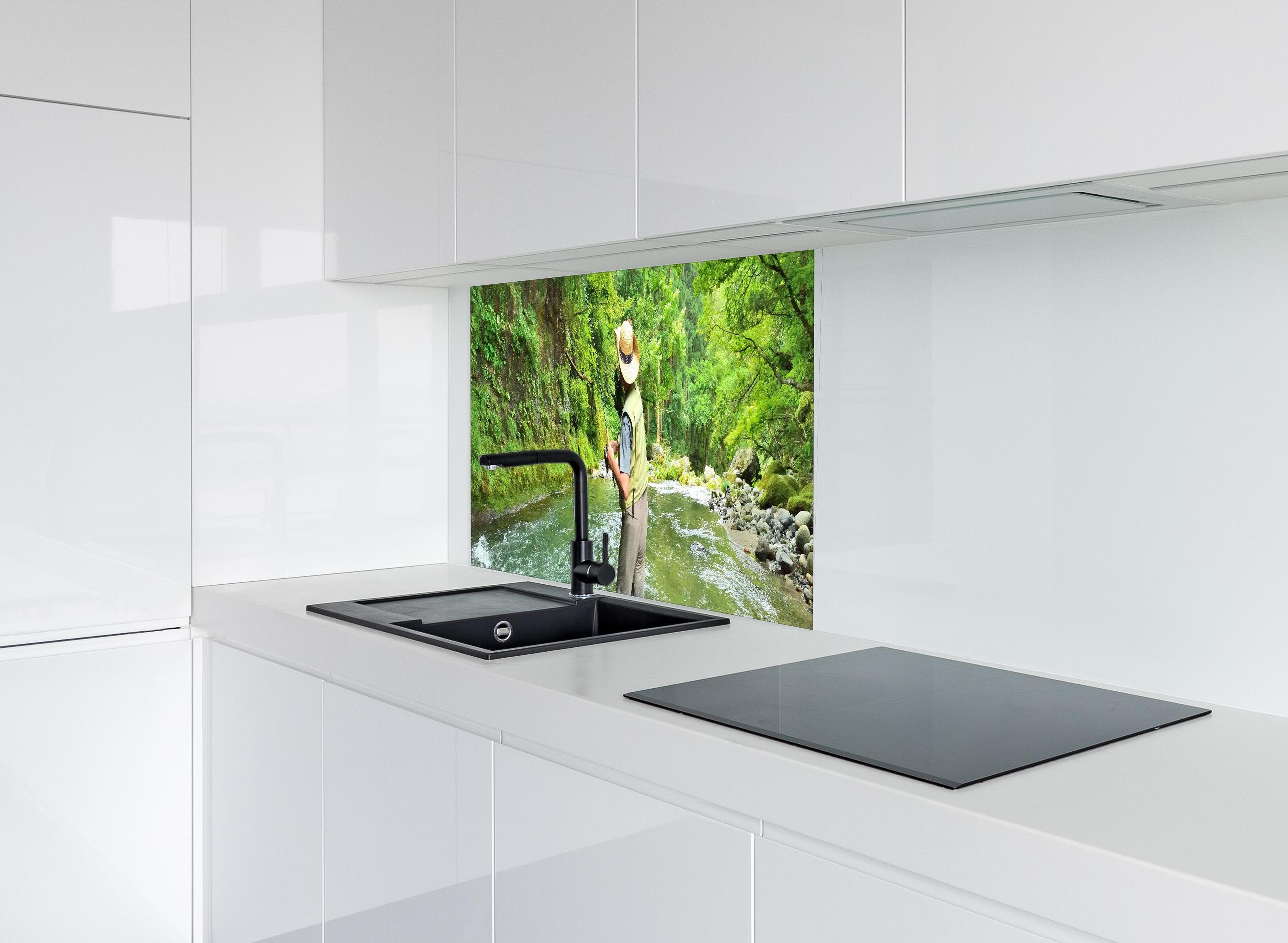 Spritzschutz - Köderfischen im Ichinoto-Fluss hinter modernem schwarz-matten Spülbecken in weißer Hochglanz-Küche