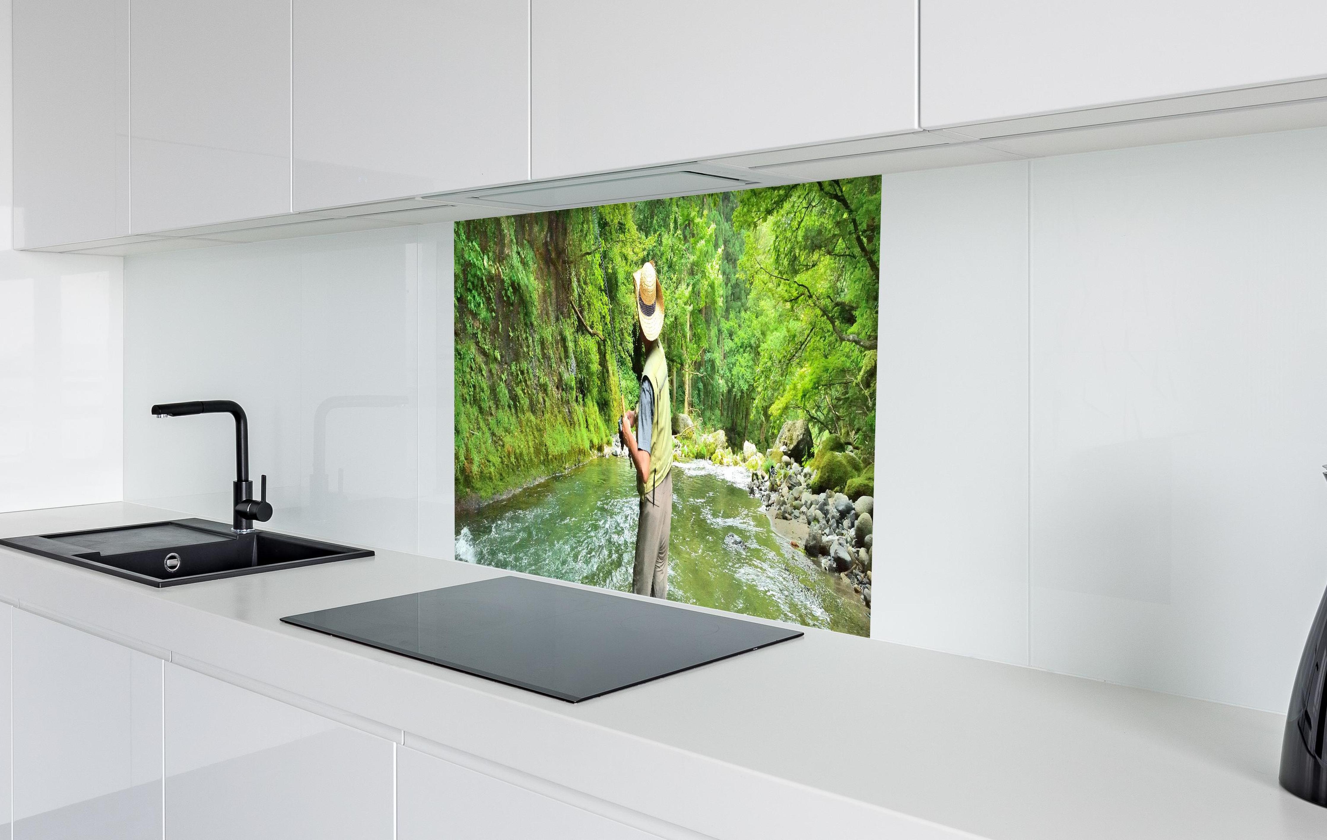 Spritzschutz - Köderfischen im Ichinoto-Fluss in weißer Hochglanz-Küche hinter einem Cerankochfeld