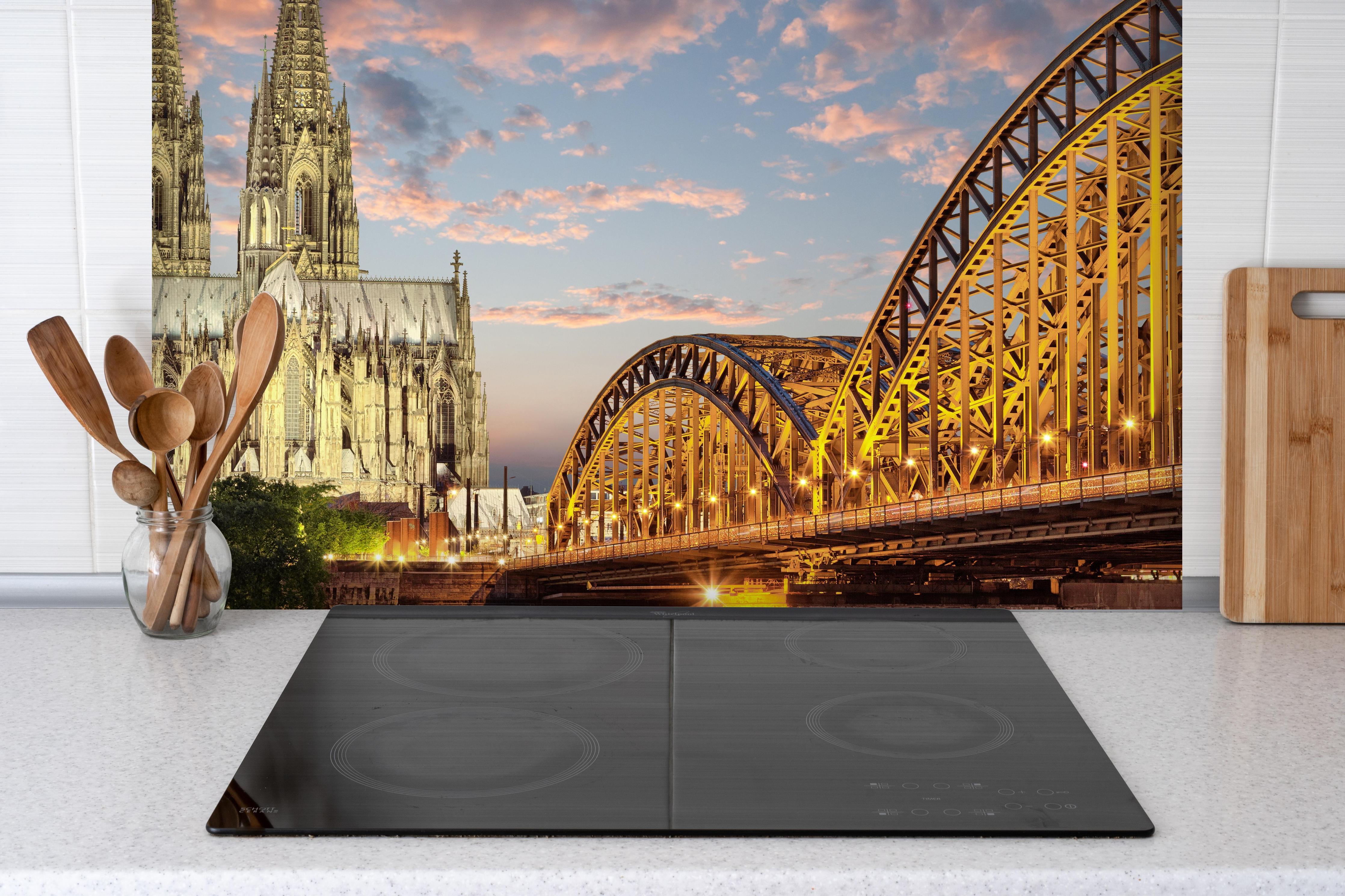 Spritzschutz - Köln Dom am Rhein mit Brücke hinter einem Cerankochfeld zwischen Holz-Kochutensilien