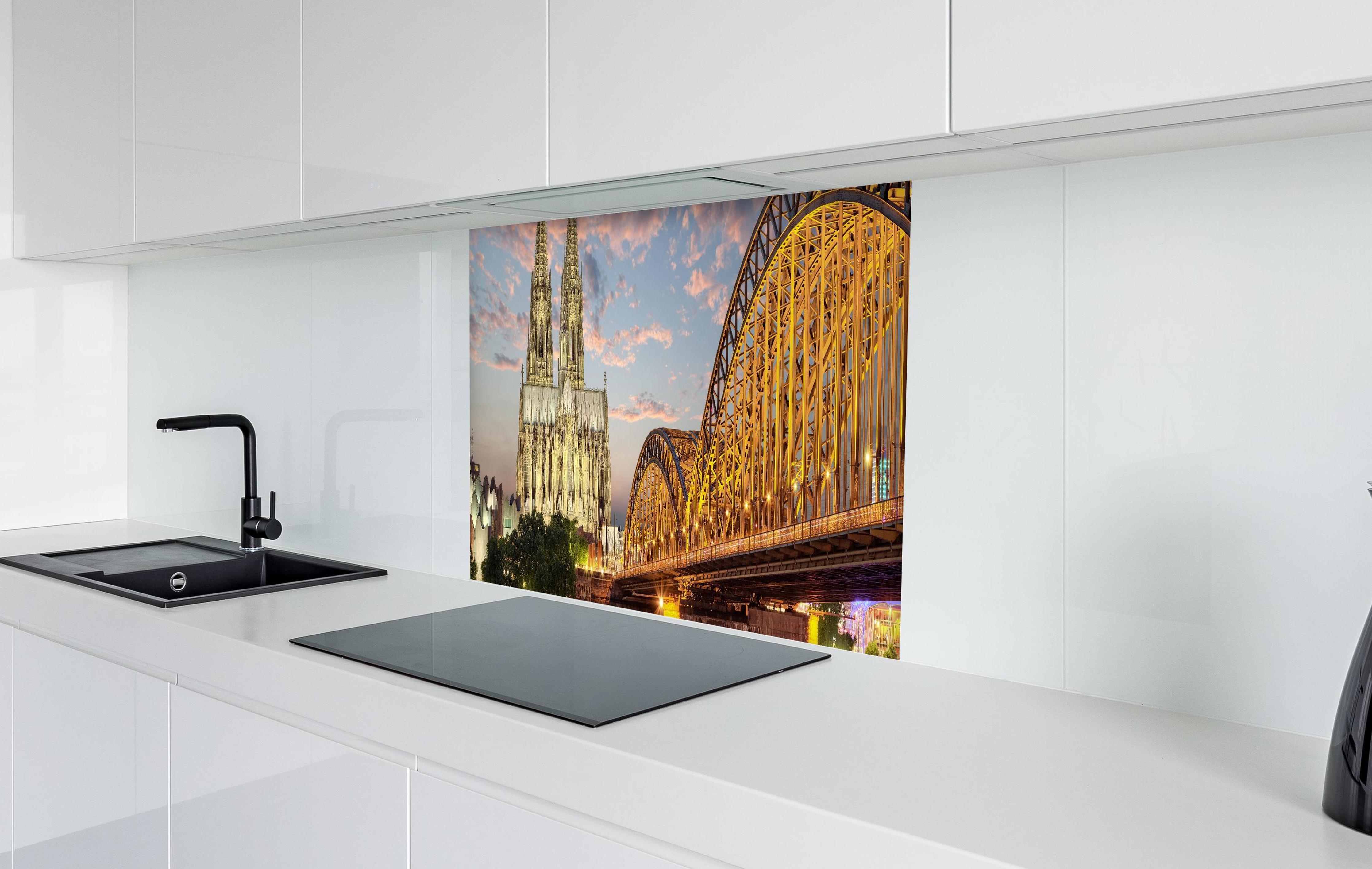 Spritzschutz - Köln Dom am Rhein mit Brücke in weißer Hochglanz-Küche hinter einem Cerankochfeld