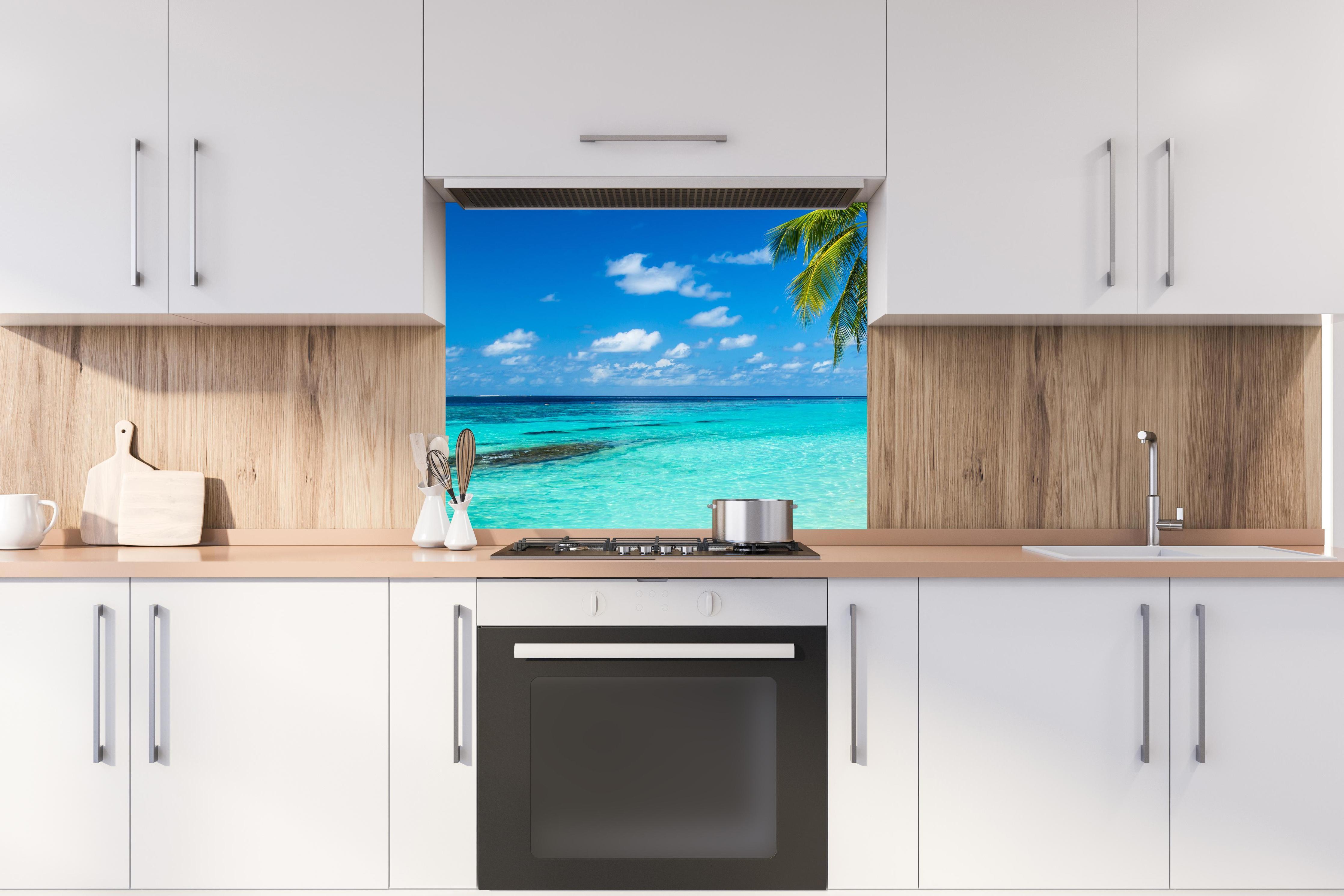 Spritzschutz - Kokospalmen am Strand in der Karibik hinter stilvollem Gasherd unter Dunstabzugshaube