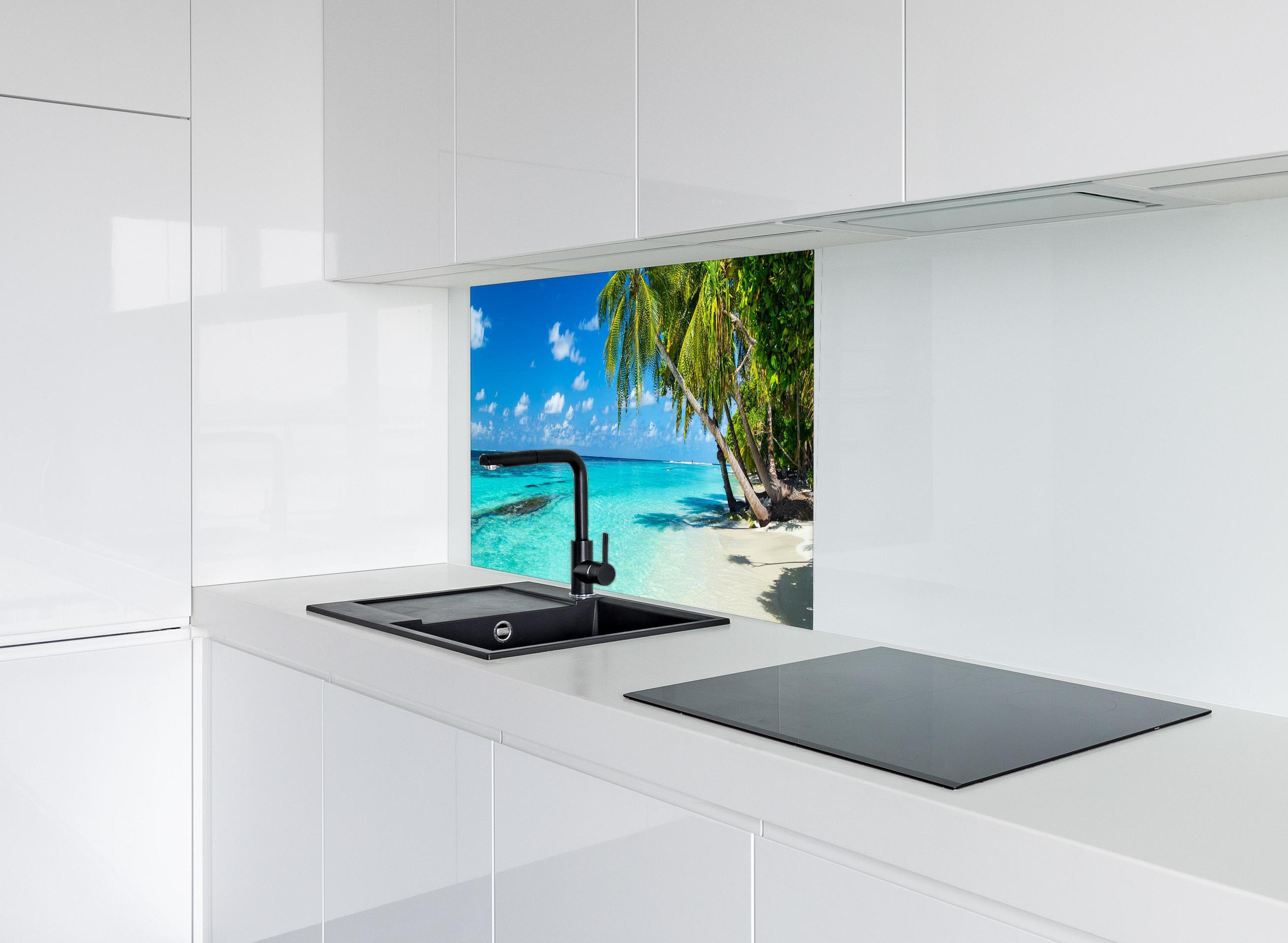Spritzschutz - Kokospalmen am Strand in der Karibik hinter modernem schwarz-matten Spülbecken in weißer Hochglanz-Küche