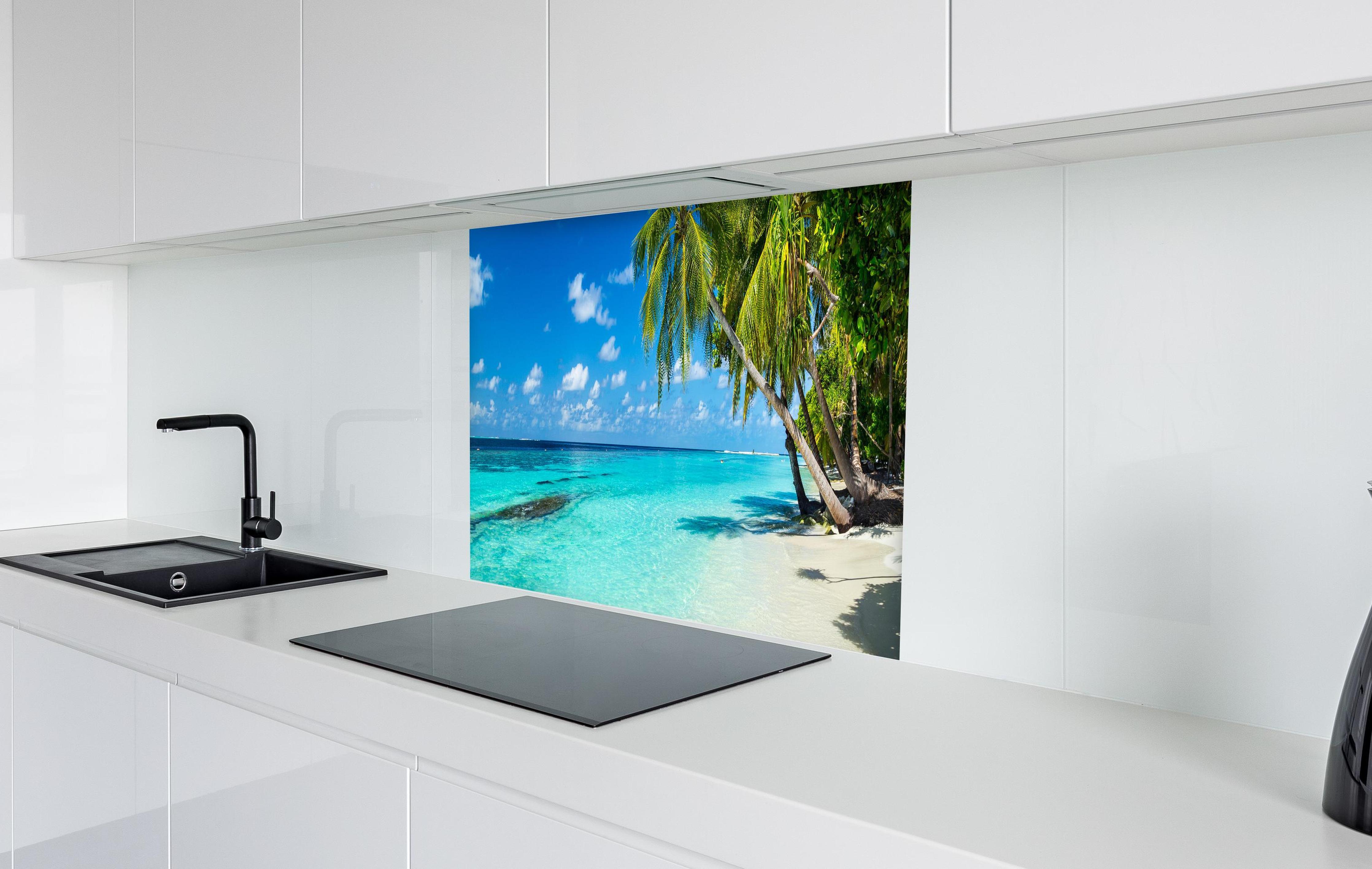 Spritzschutz - Kokospalmen am Strand in der Karibik in weißer Hochglanz-Küche hinter einem Cerankochfeld