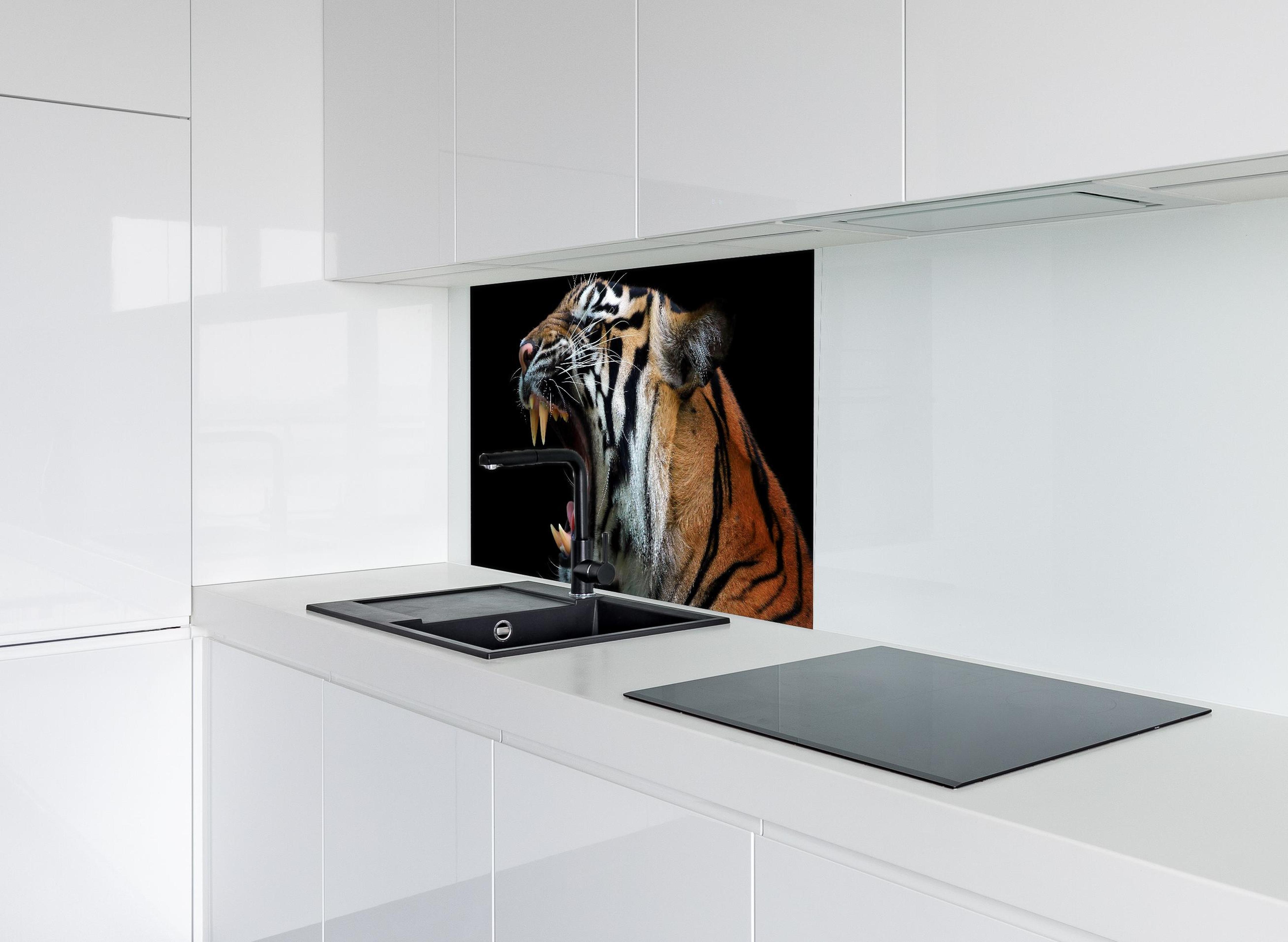 Spritzschutz - Kopf eines Sumatra-Tigers hinter modernem schwarz-matten Spülbecken in weißer Hochglanz-Küche