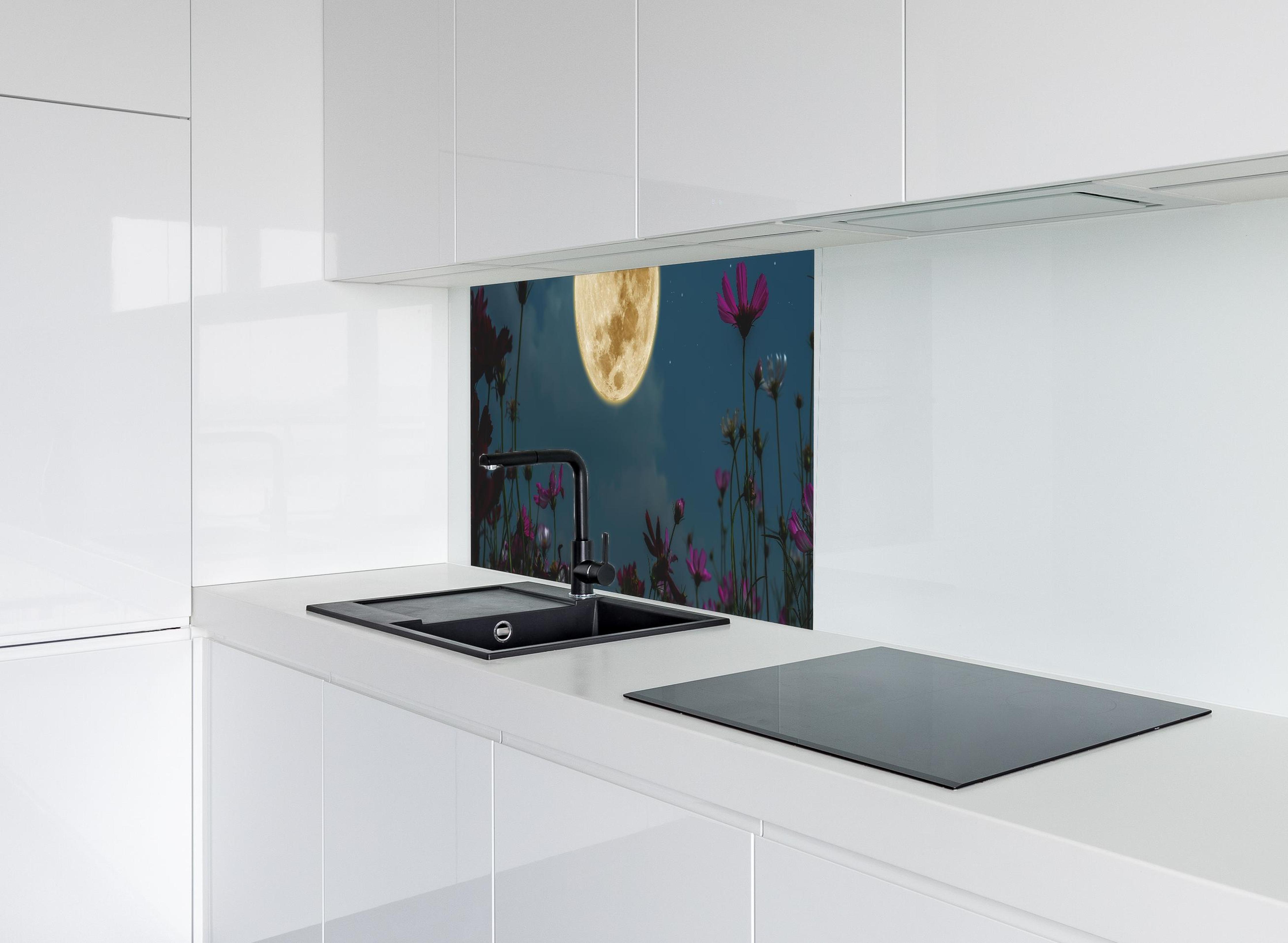 Spritzschutz - Kosmosblüten bei Vollmond hinter modernem schwarz-matten Spülbecken in weißer Hochglanz-Küche