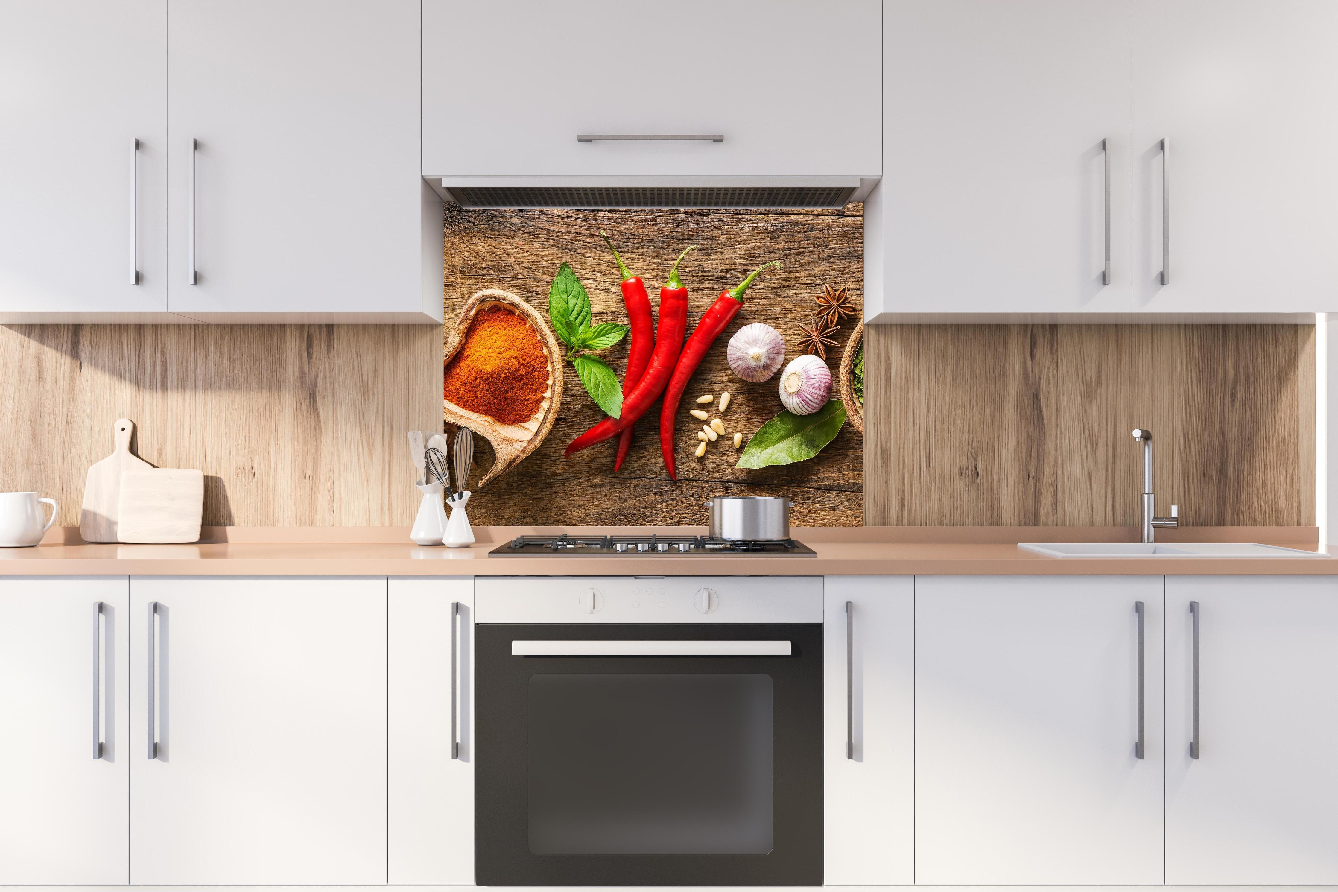 Spritzschutz - Kräuter & Gewürze auf Holz hinter stilvollem Gasherd unter Dunstabzugshaube