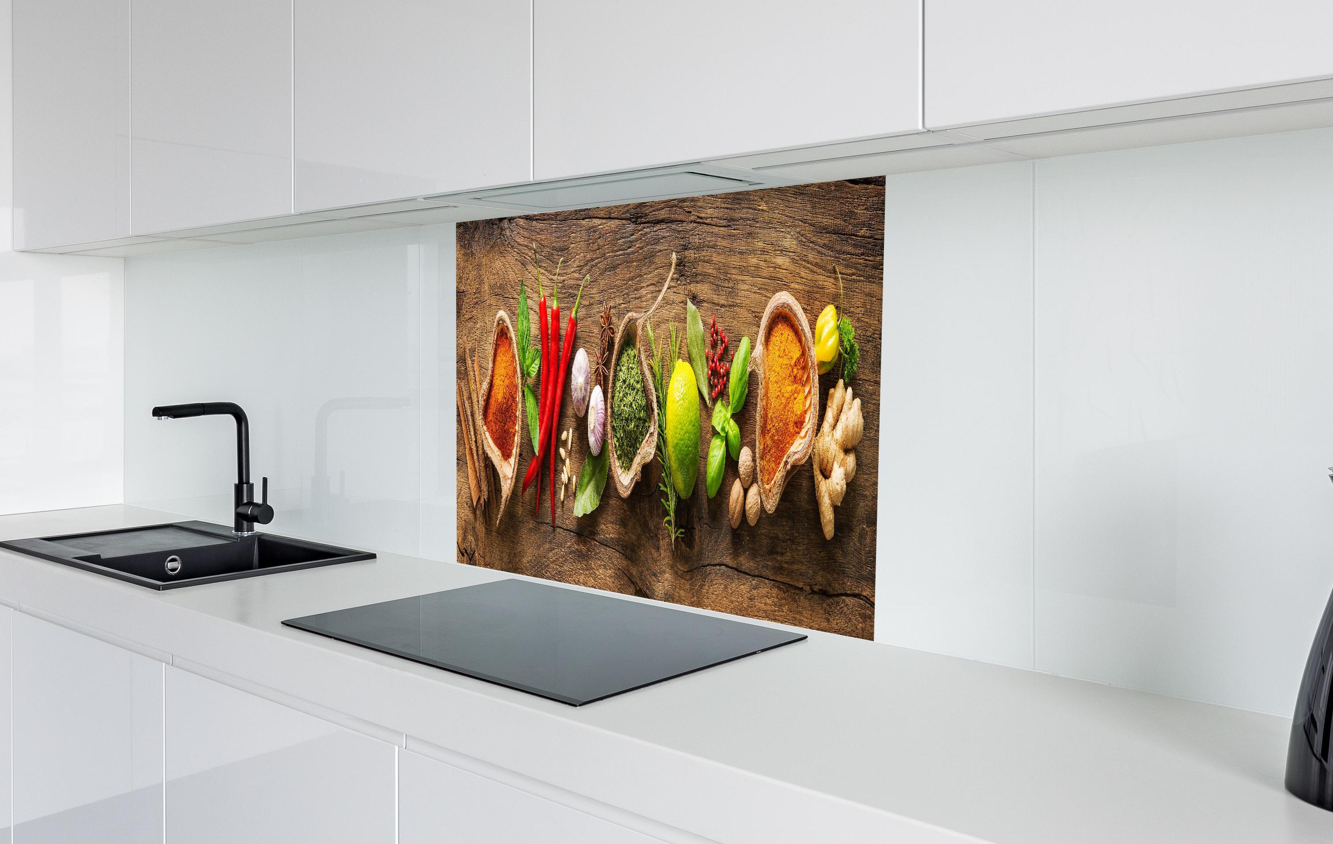 Spritzschutz - Kräuter & Gewürze auf Holz in weißer Hochglanz-Küche hinter einem Cerankochfeld