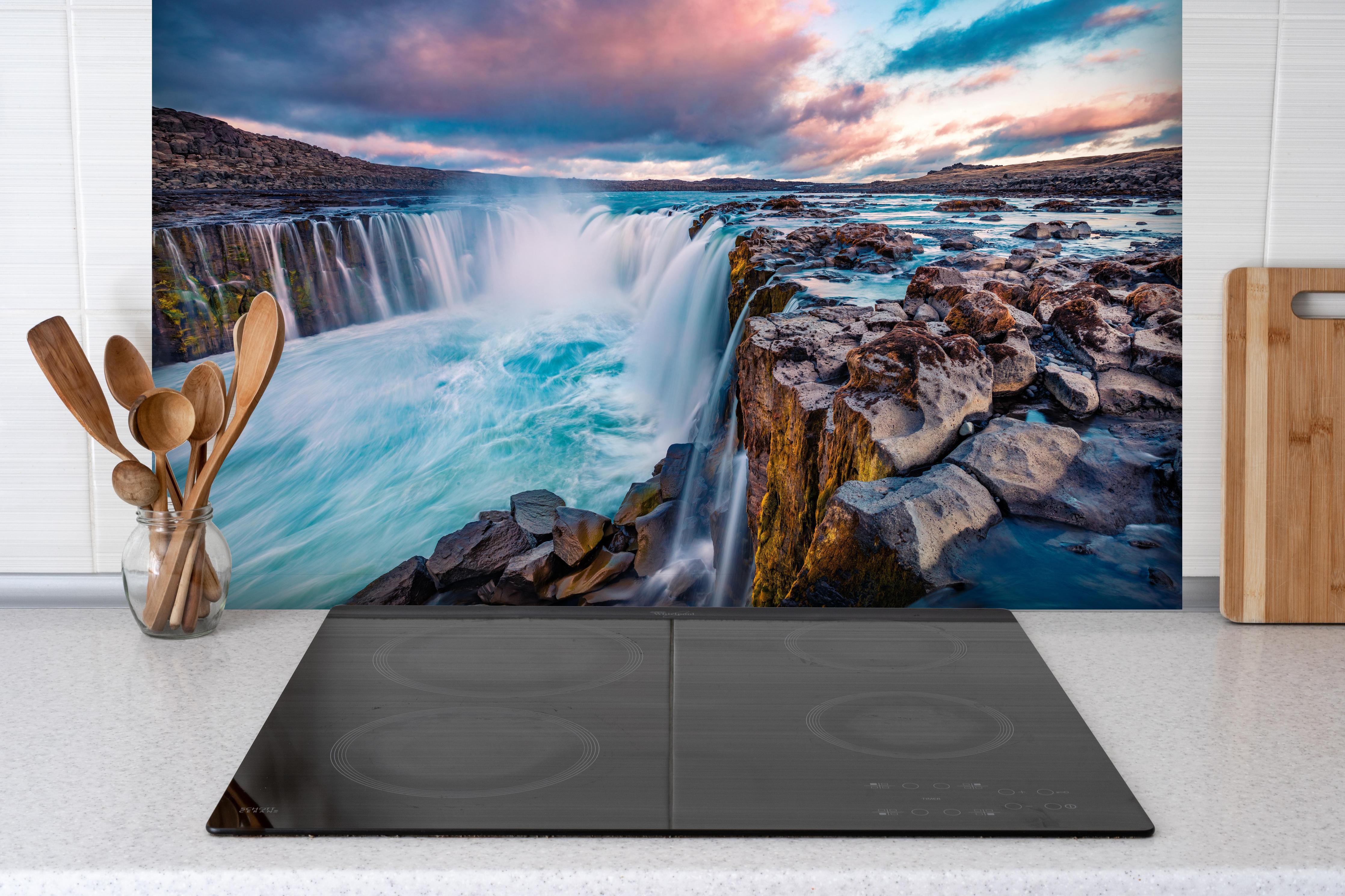 Spritzschutz - Kraftvolle Sommeransicht des Selfoss-Wasserfalls hinter einem Cerankochfeld zwischen Holz-Kochutensilien