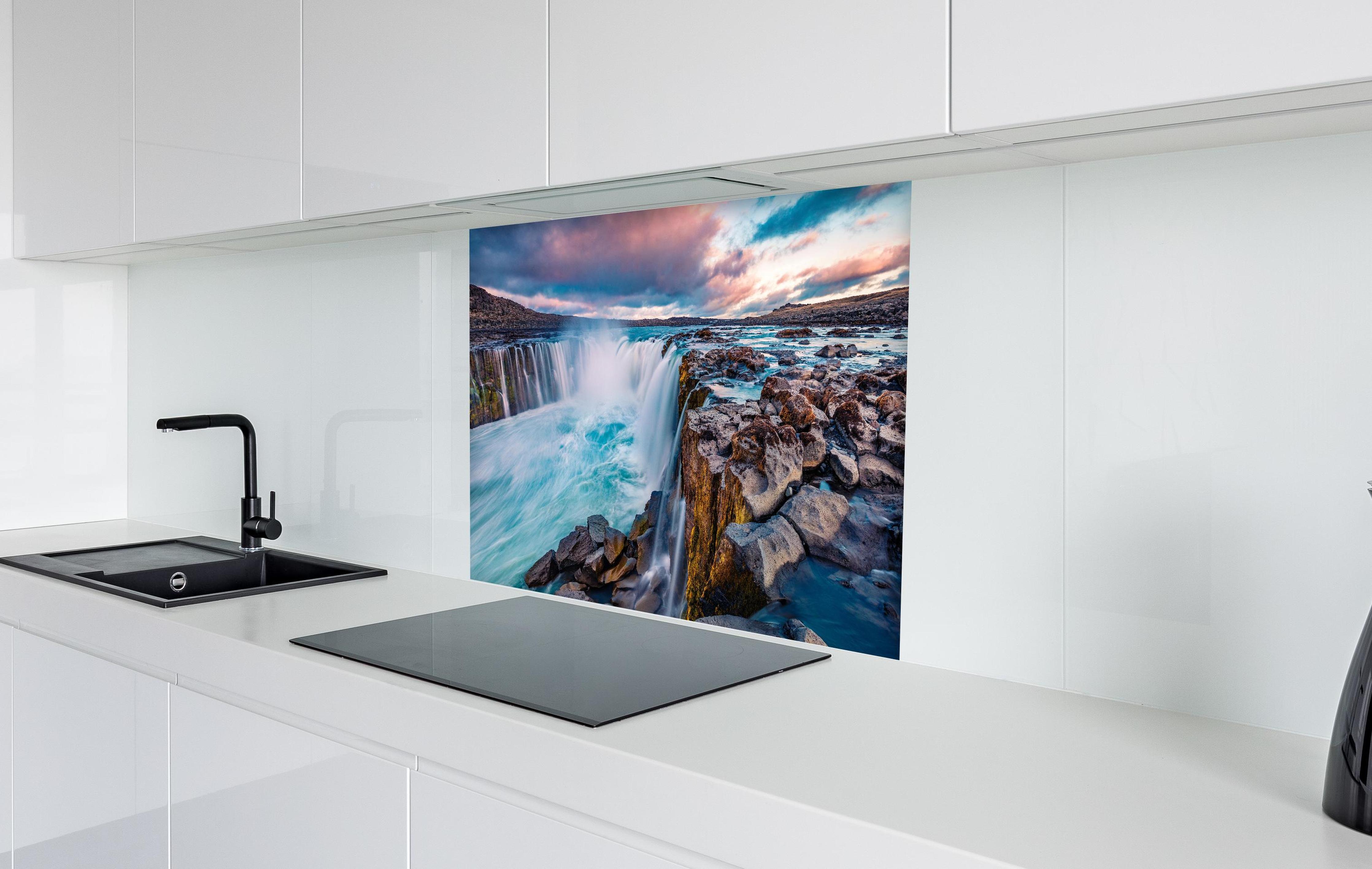 Spritzschutz - Kraftvolle Sommeransicht des Selfoss-Wasserfalls in weißer Hochglanz-Küche hinter einem Cerankochfeld