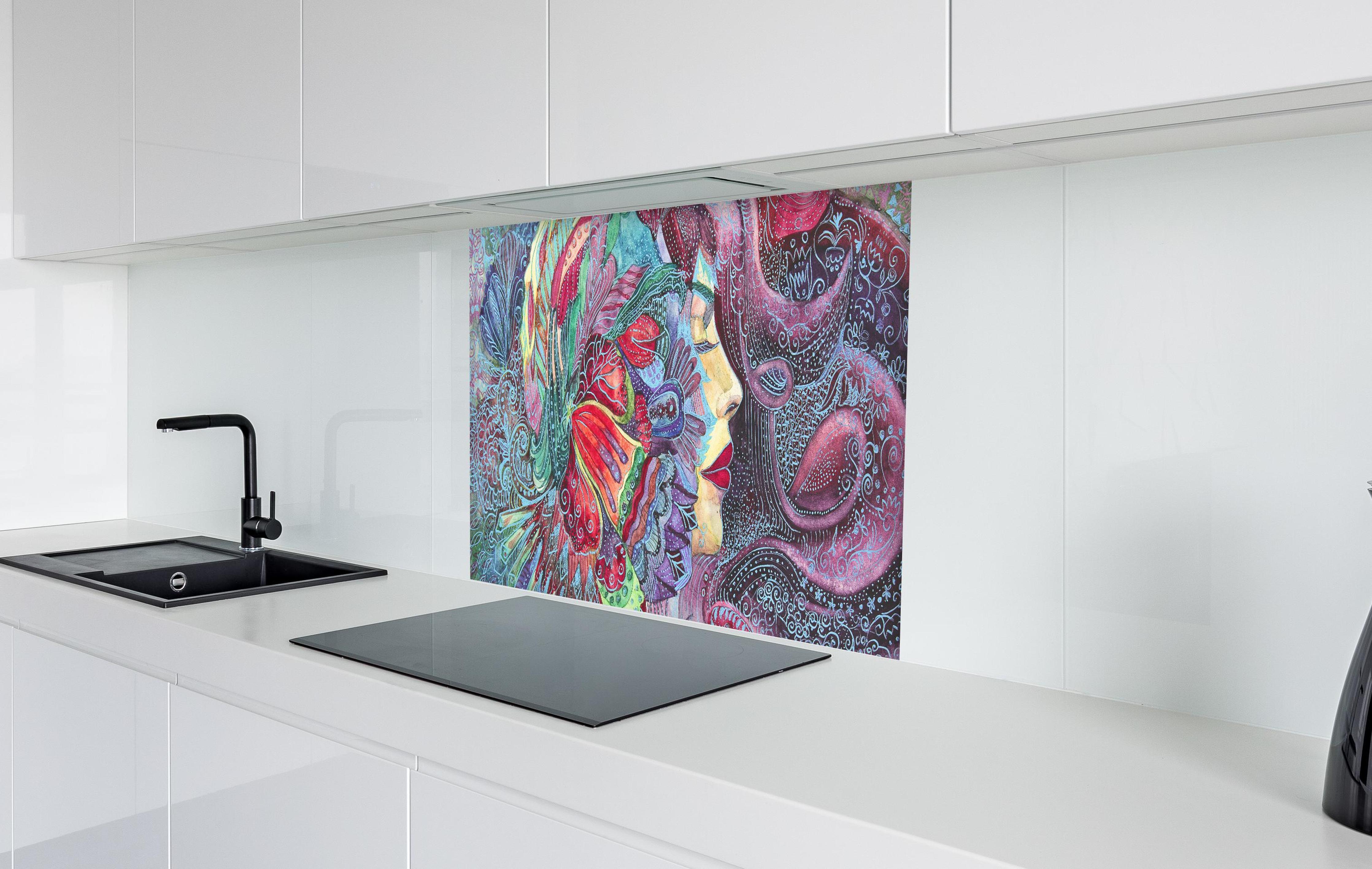 Spritzschutz - Kreatives Aquarell einer Frau in weißer Hochglanz-Küche hinter einem Cerankochfeld