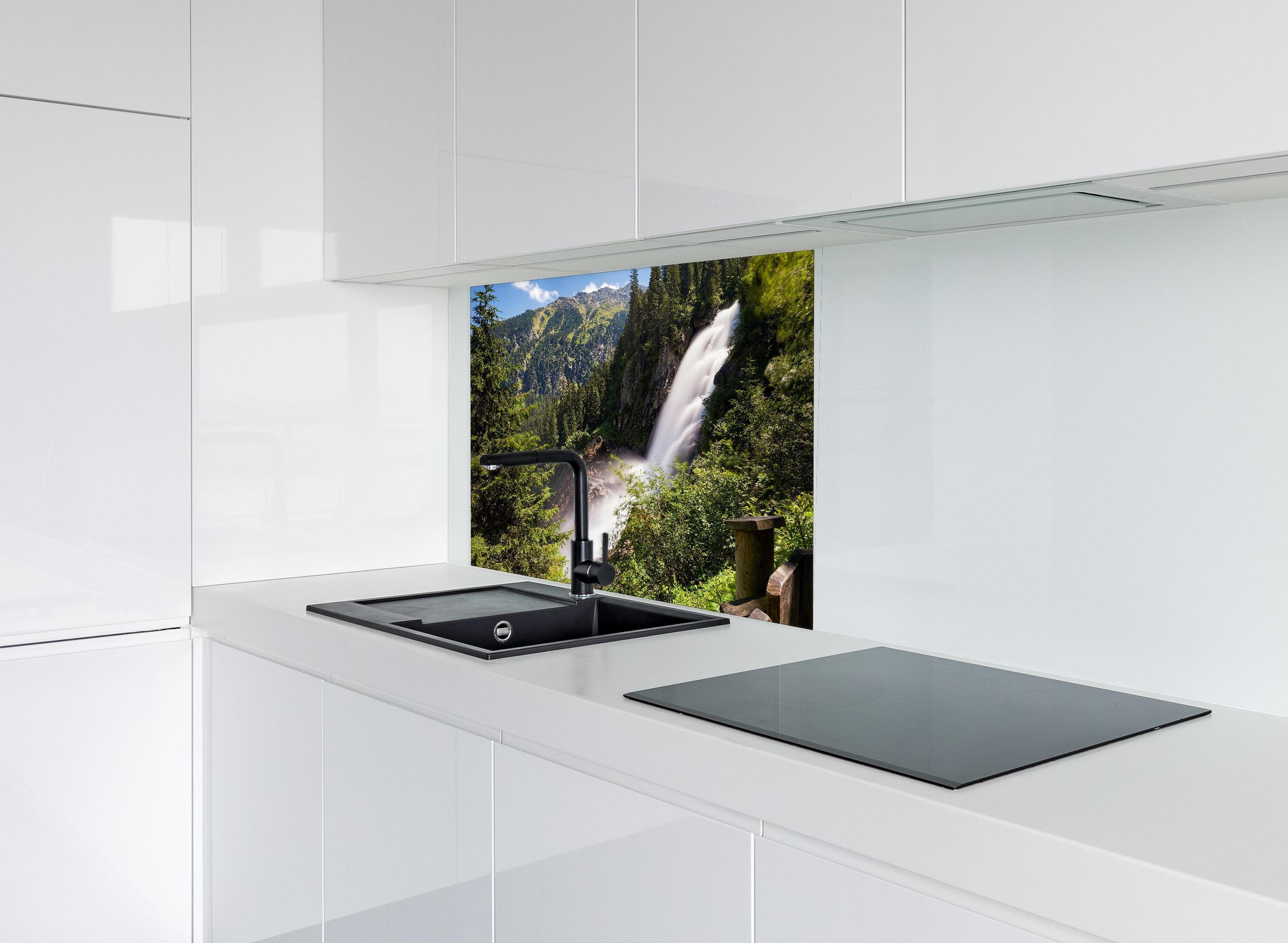 Spritzschutz - Krimmler Wasserfall hinter modernem schwarz-matten Spülbecken in weißer Hochglanz-Küche