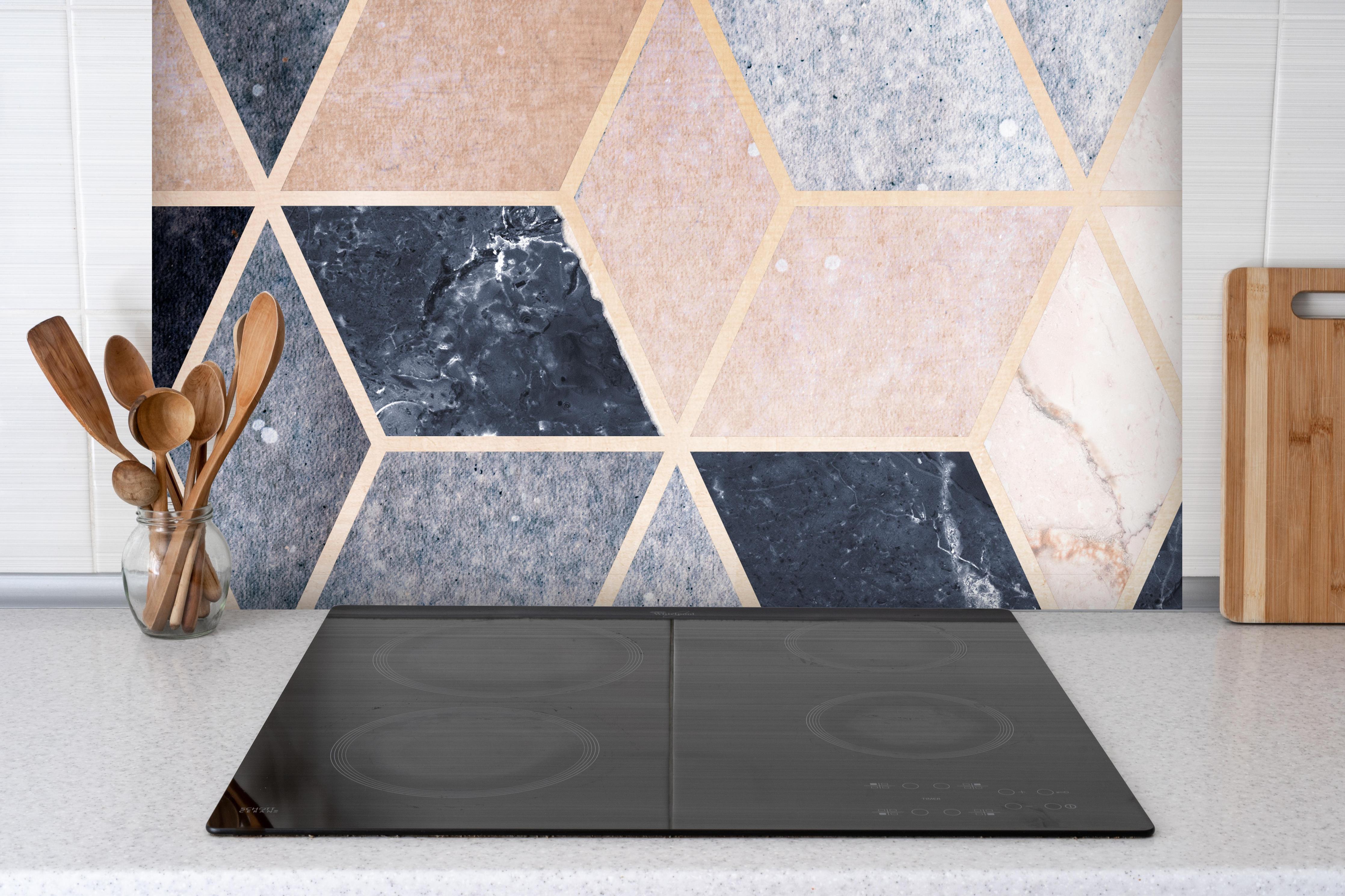 Spritzschutz - Kubisches marmorartiges Muster hinter einem Cerankochfeld zwischen Holz-Kochutensilien