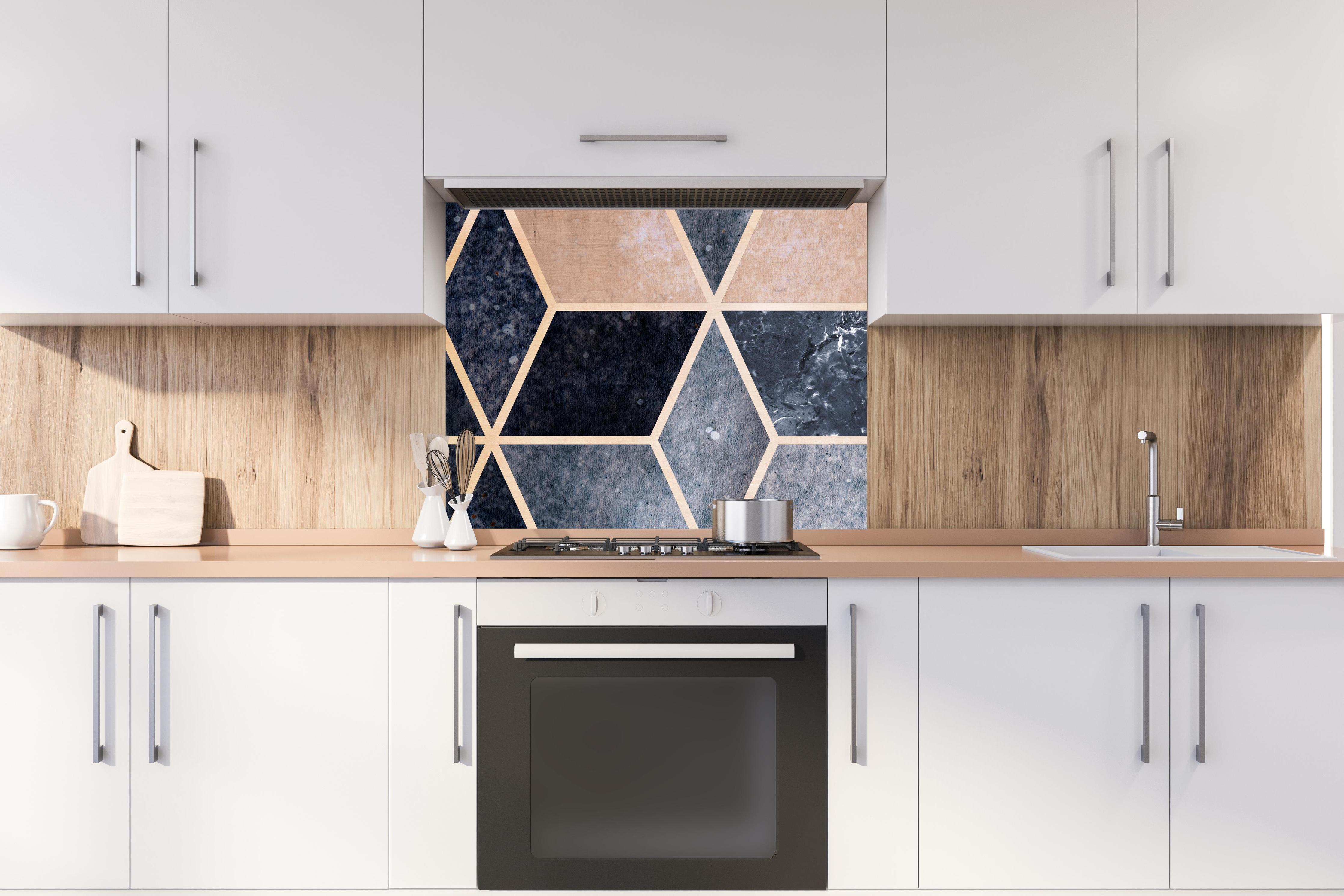 Spritzschutz - Kubisches marmorartiges Muster hinter stilvollem Gasherd unter Dunstabzugshaube