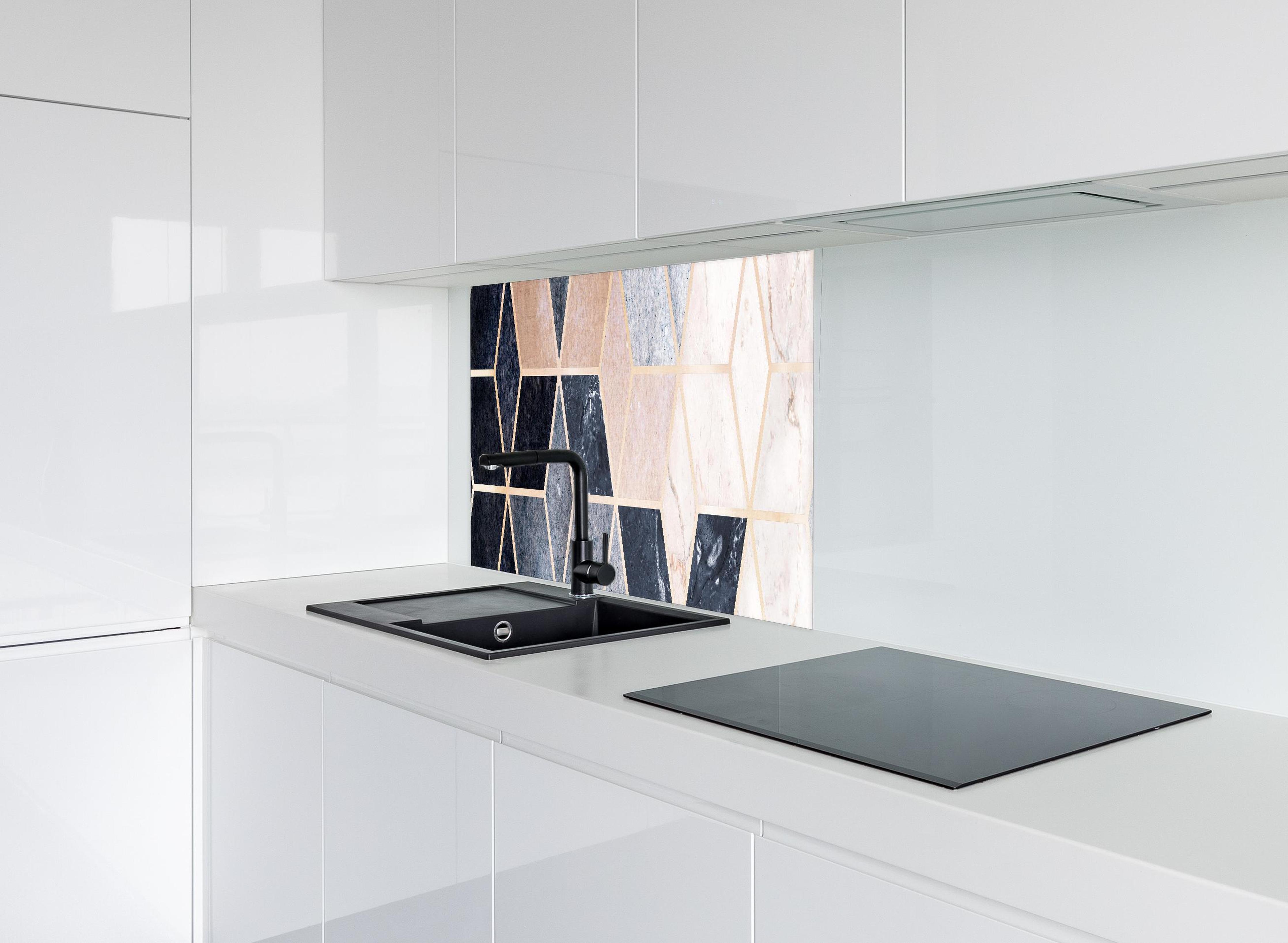 Spritzschutz - Kubisches marmorartiges Muster hinter modernem schwarz-matten Spülbecken in weißer Hochglanz-Küche