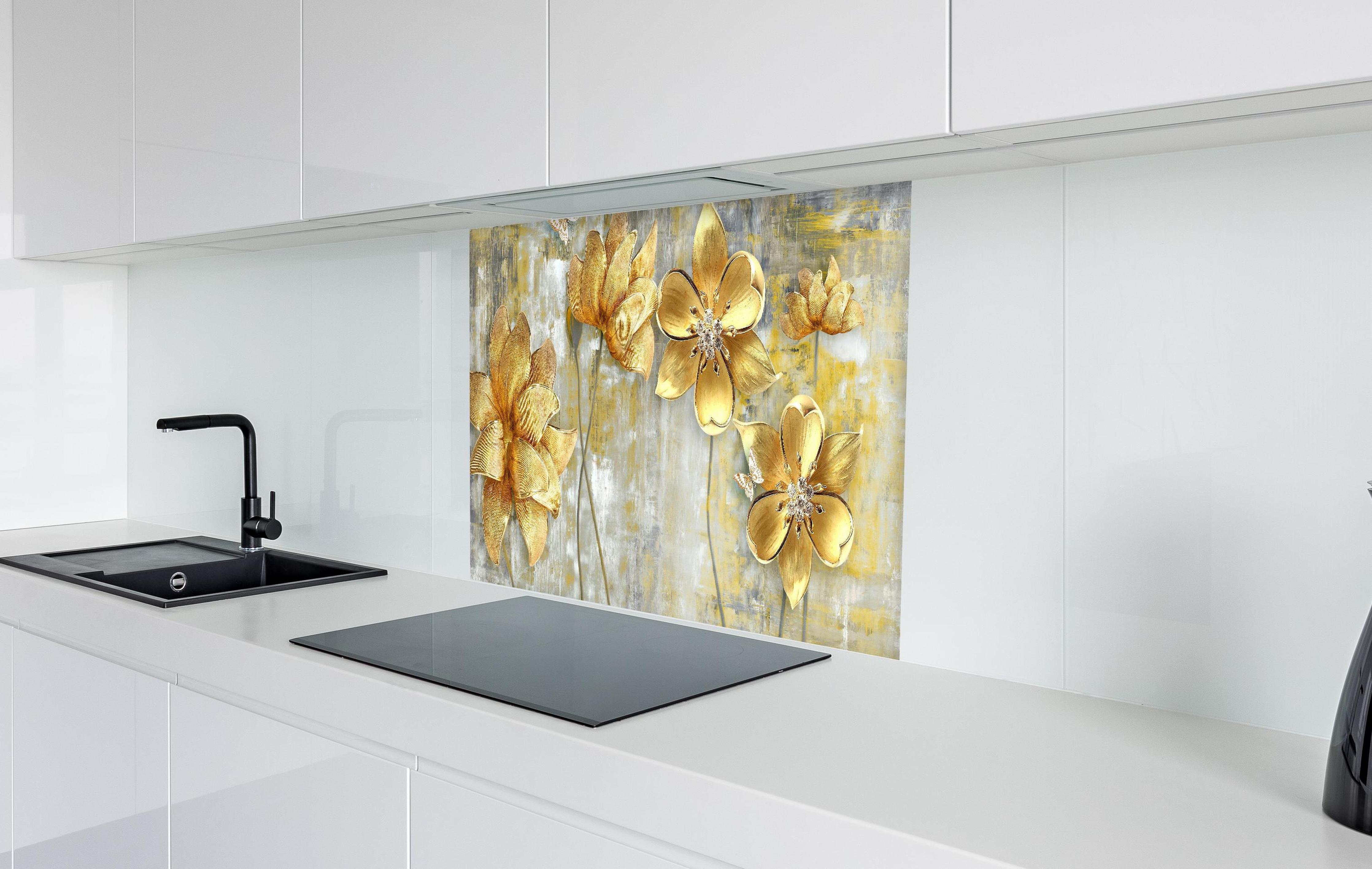 Spritzschutz - Künstlerische Blattgold-Blumen in weißer Hochglanz-Küche hinter einem Cerankochfeld