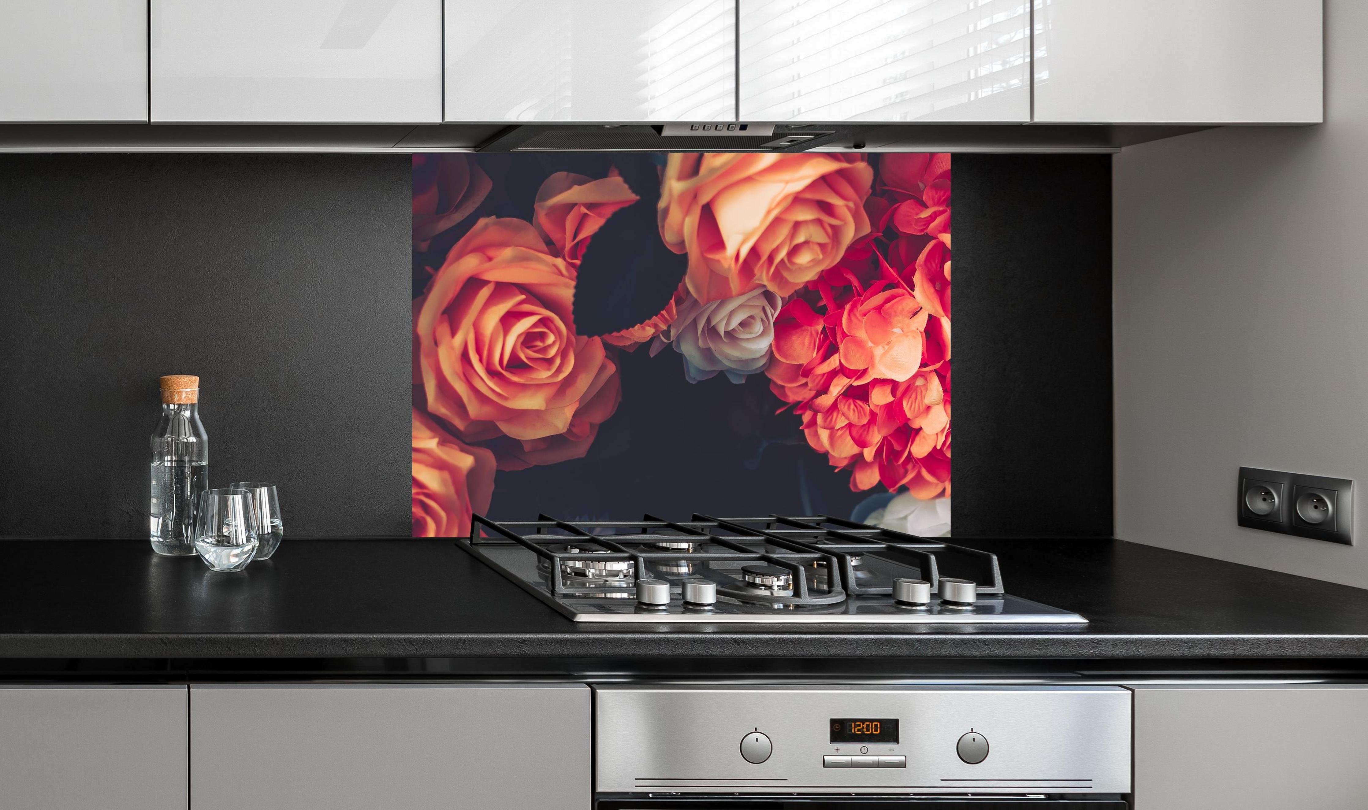 Spritzschutz - Künstliche Blumen im Vintage-Stil - Matt an edler Anthrazit-Wand hinter silbernem Gasherd