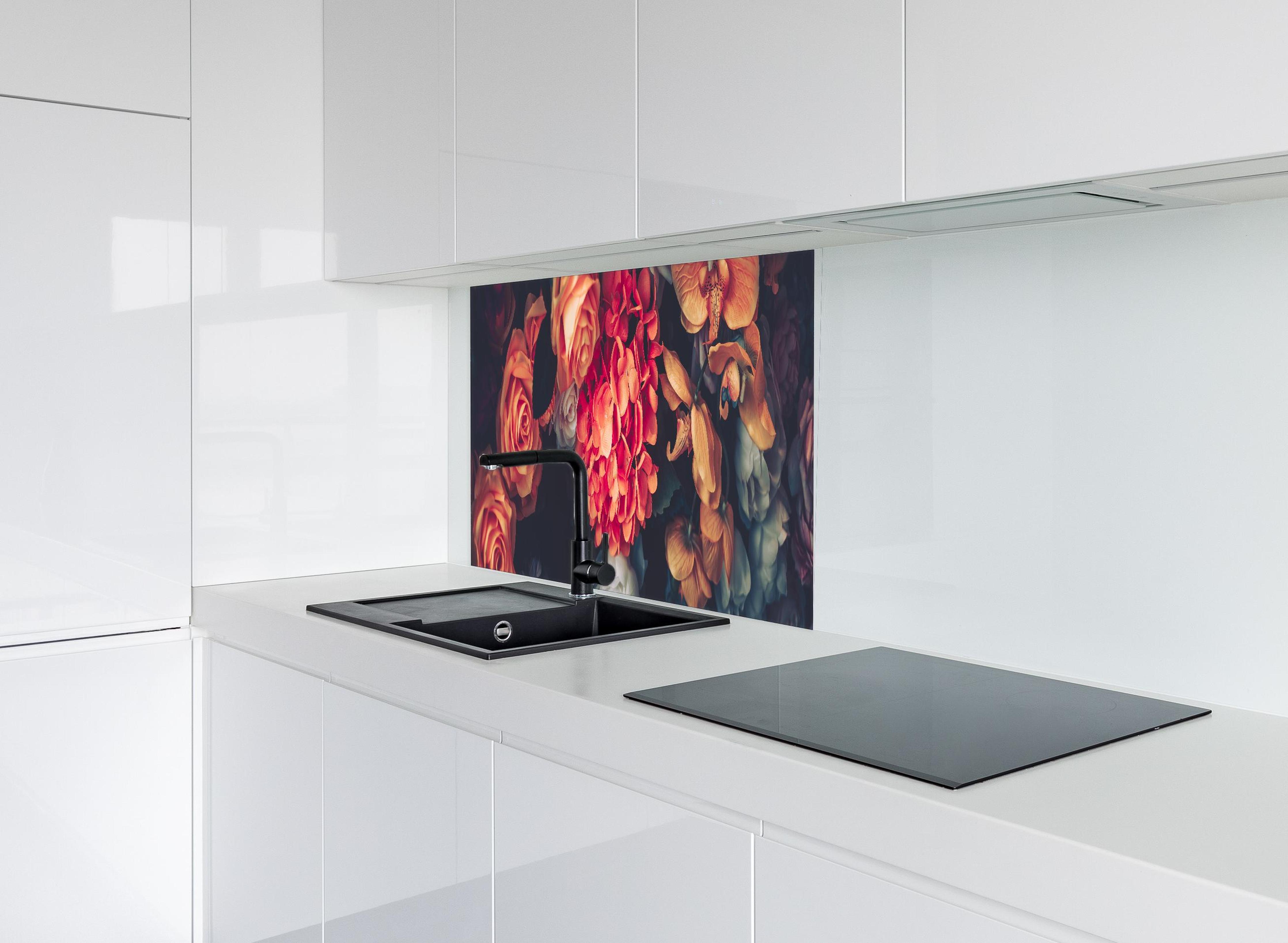 Spritzschutz - Künstliche Blumen im Vintage-Stil - Matt hinter modernem schwarz-matten Spülbecken in weißer Hochglanz-Küche