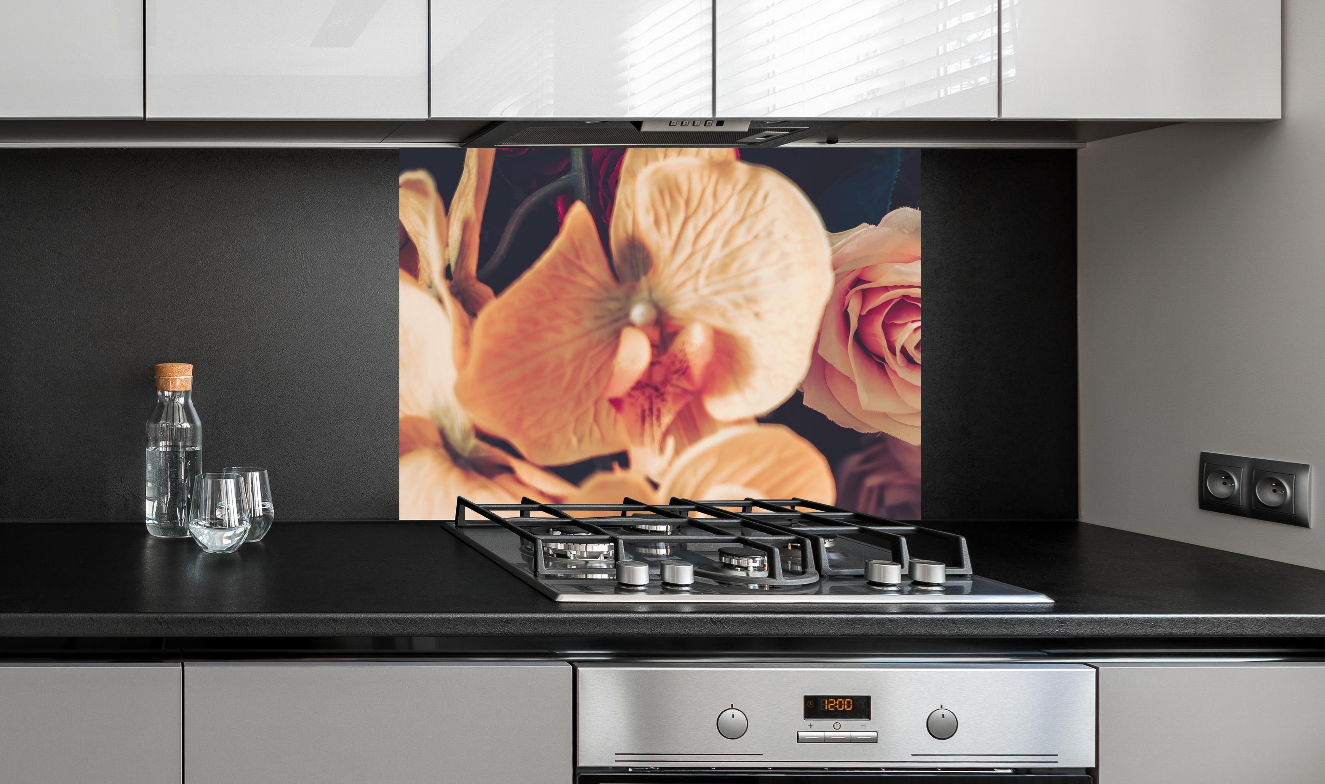 Spritzschutz - Künstliche Sommerblumen im Vintage-Stil an edler Anthrazit-Wand hinter silbernem Gasherd