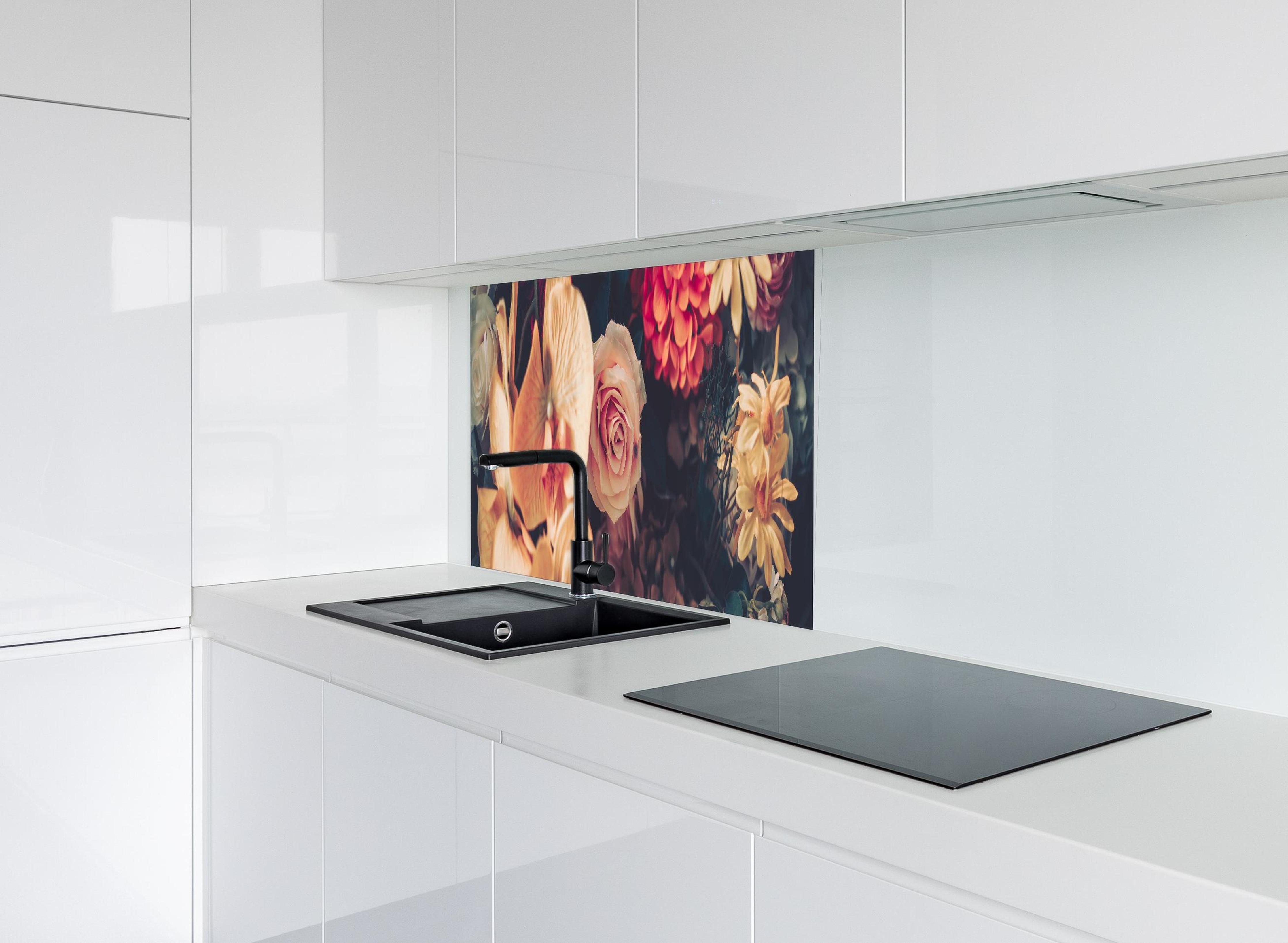 Spritzschutz - Künstliche Sommerblumen im Vintage-Stil hinter modernem schwarz-matten Spülbecken in weißer Hochglanz-Küche