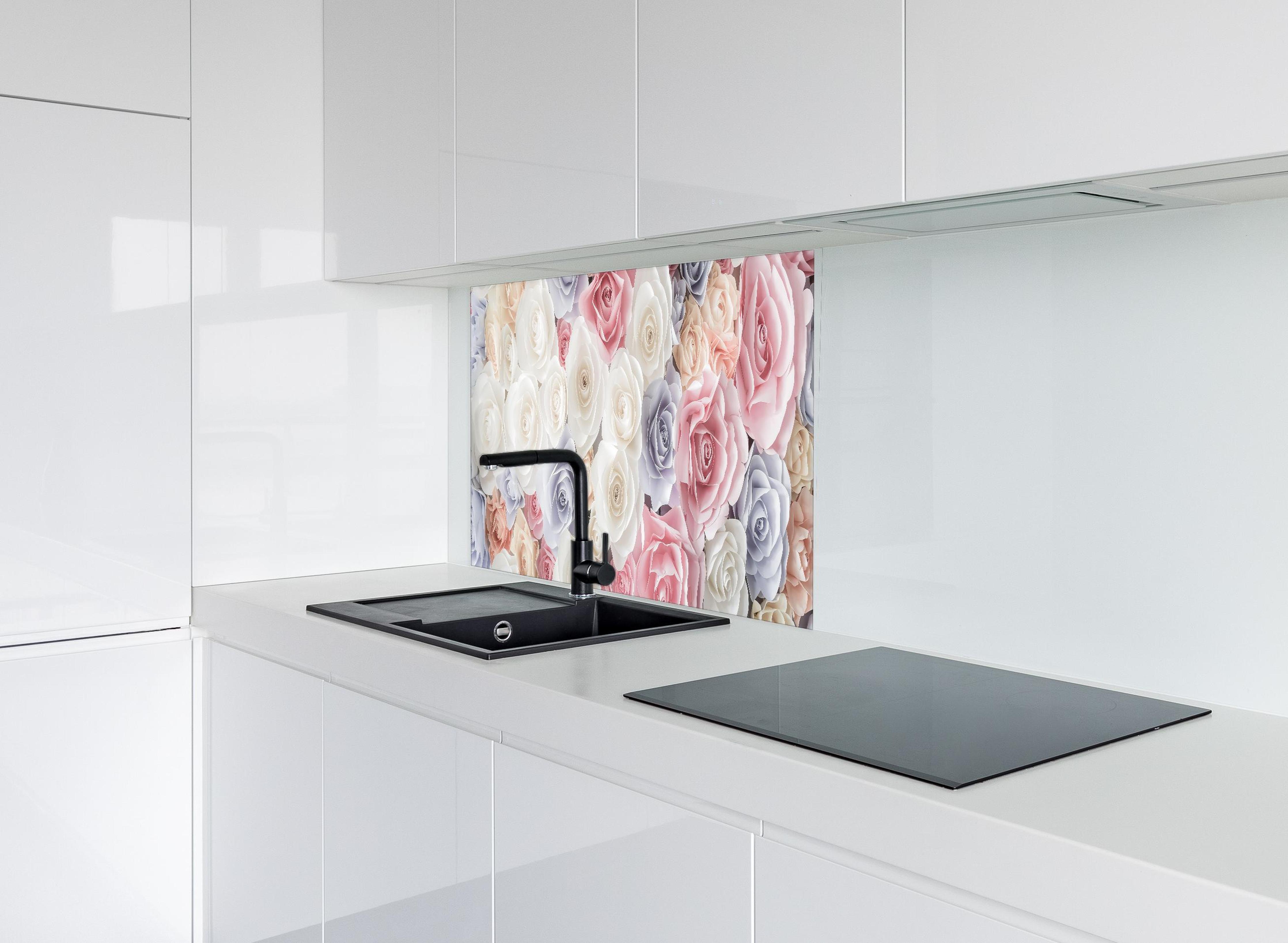 Spritzschutz - Kulisse aus bunten Papierrosen hinter modernem schwarz-matten Spülbecken in weißer Hochglanz-Küche